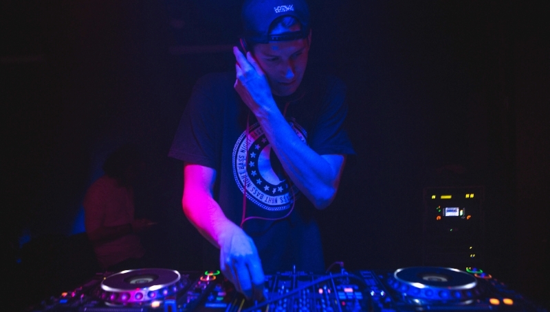 Stund warming the decks before Vanic Live at Sapphire 02/17. Photo by Justin Hill Photography