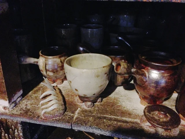 Wood fired teapots are not easy because of many risks on the process. I see good and bad always, but it's a lot of fun, good training and big challenge to make teapots.
