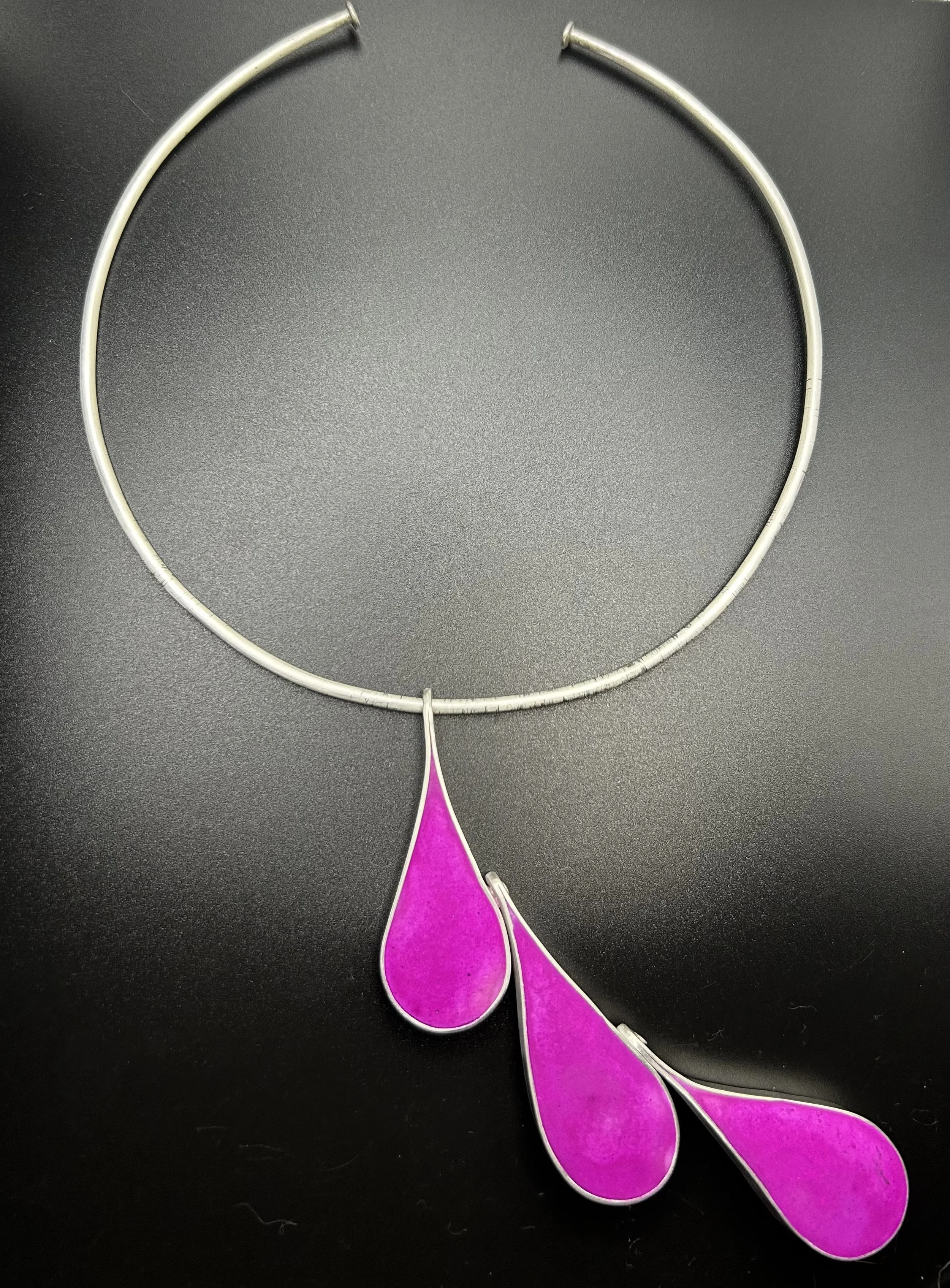 Raspberry raindrop choker
