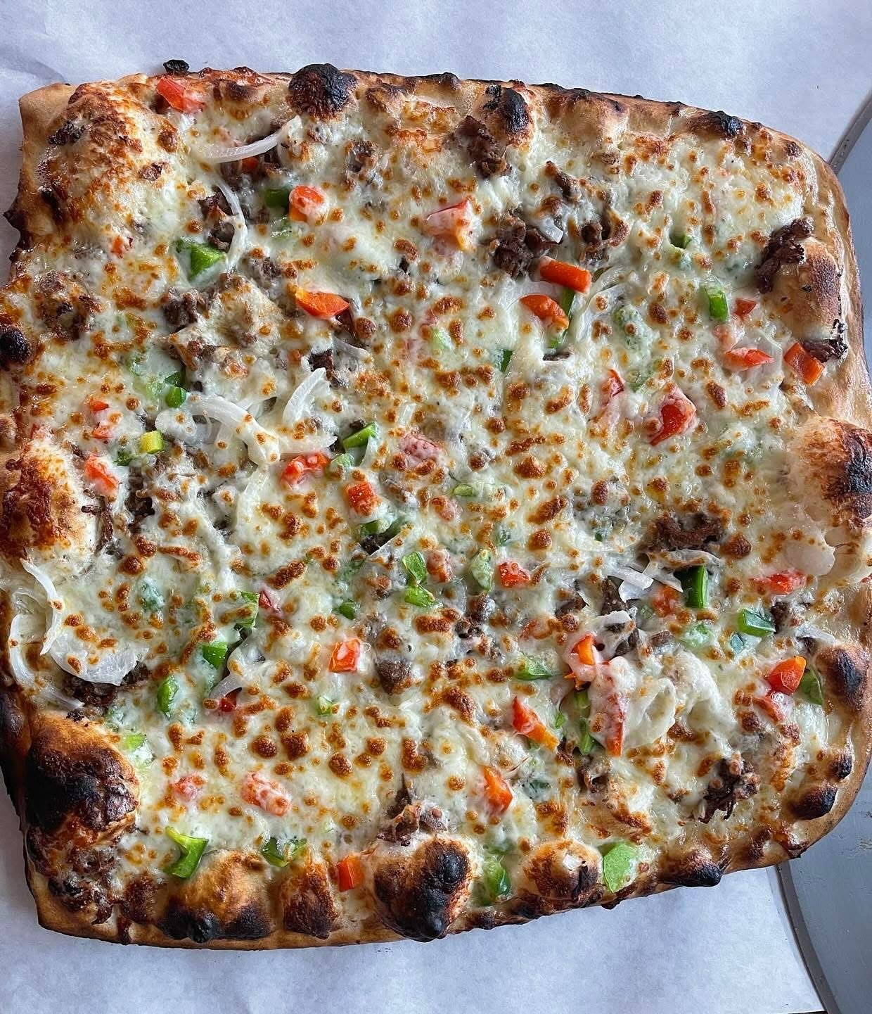 🍕This weekend, indulge in our Philly Cheesesteak pizza special - it's incredibly savory and delicious! 😋
🎵LIVE music Friday from 6-9 p.m. by Empire Night