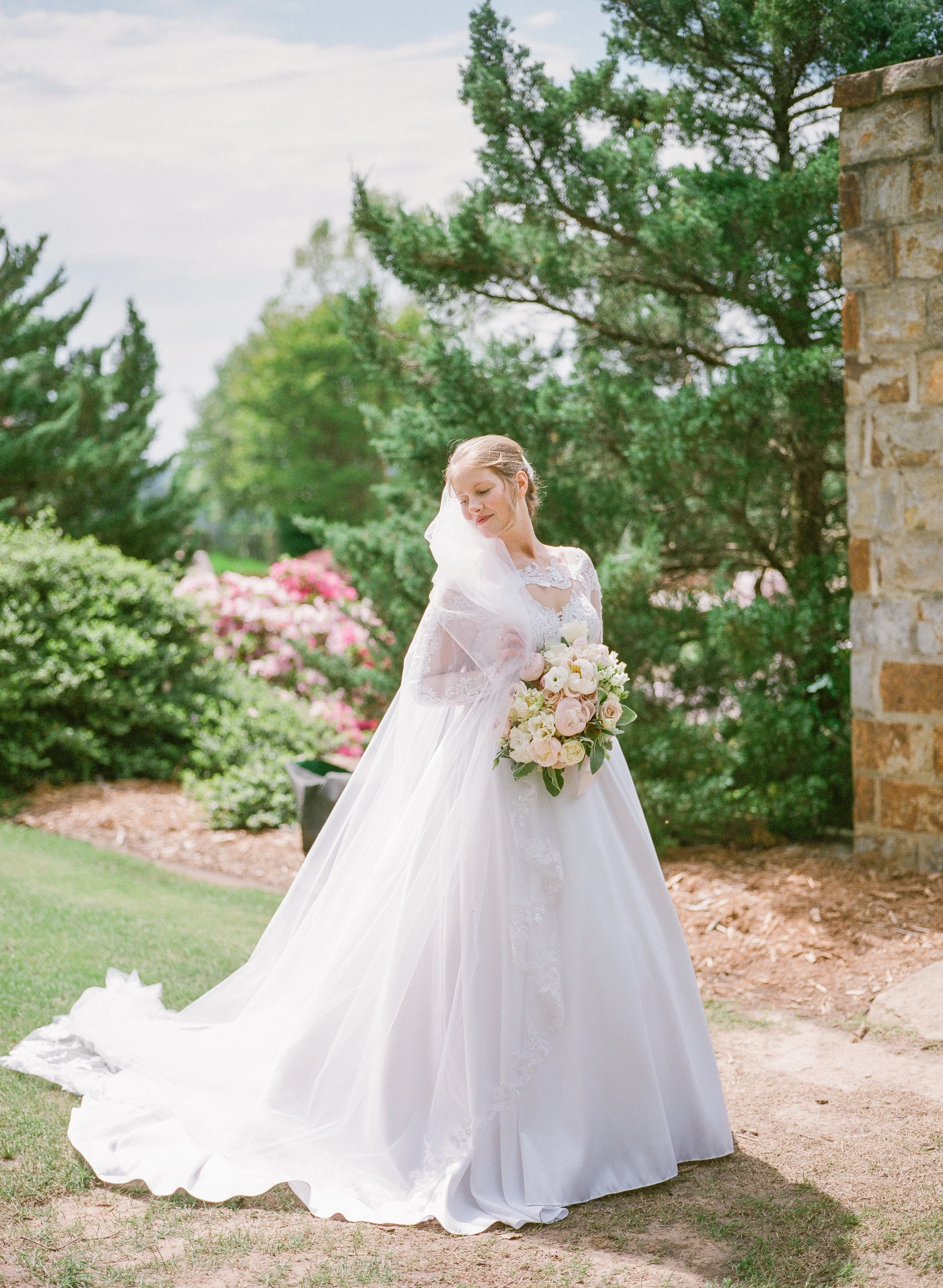 Romantic garden wedding in Little Rock, Arkansas. Wedding photography by wedding photographer Natalie Smith