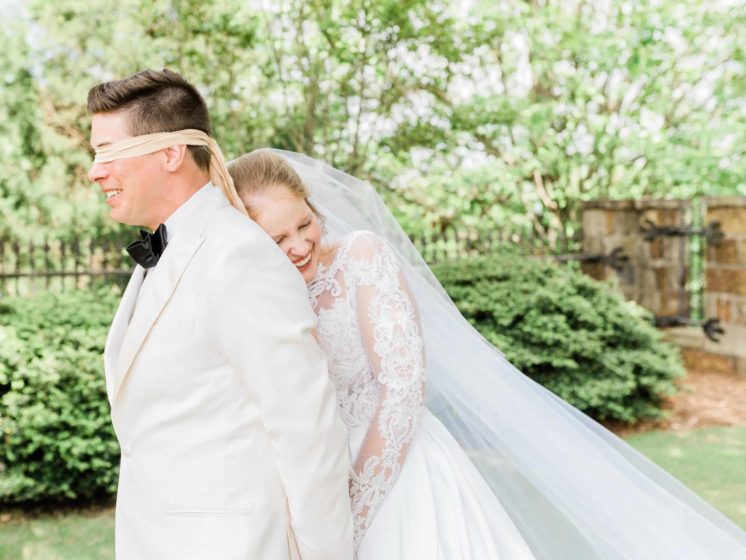 Romantic garden wedding in Little Rock, Arkansas. Wedding photography by wedding photographer Natalie Smith