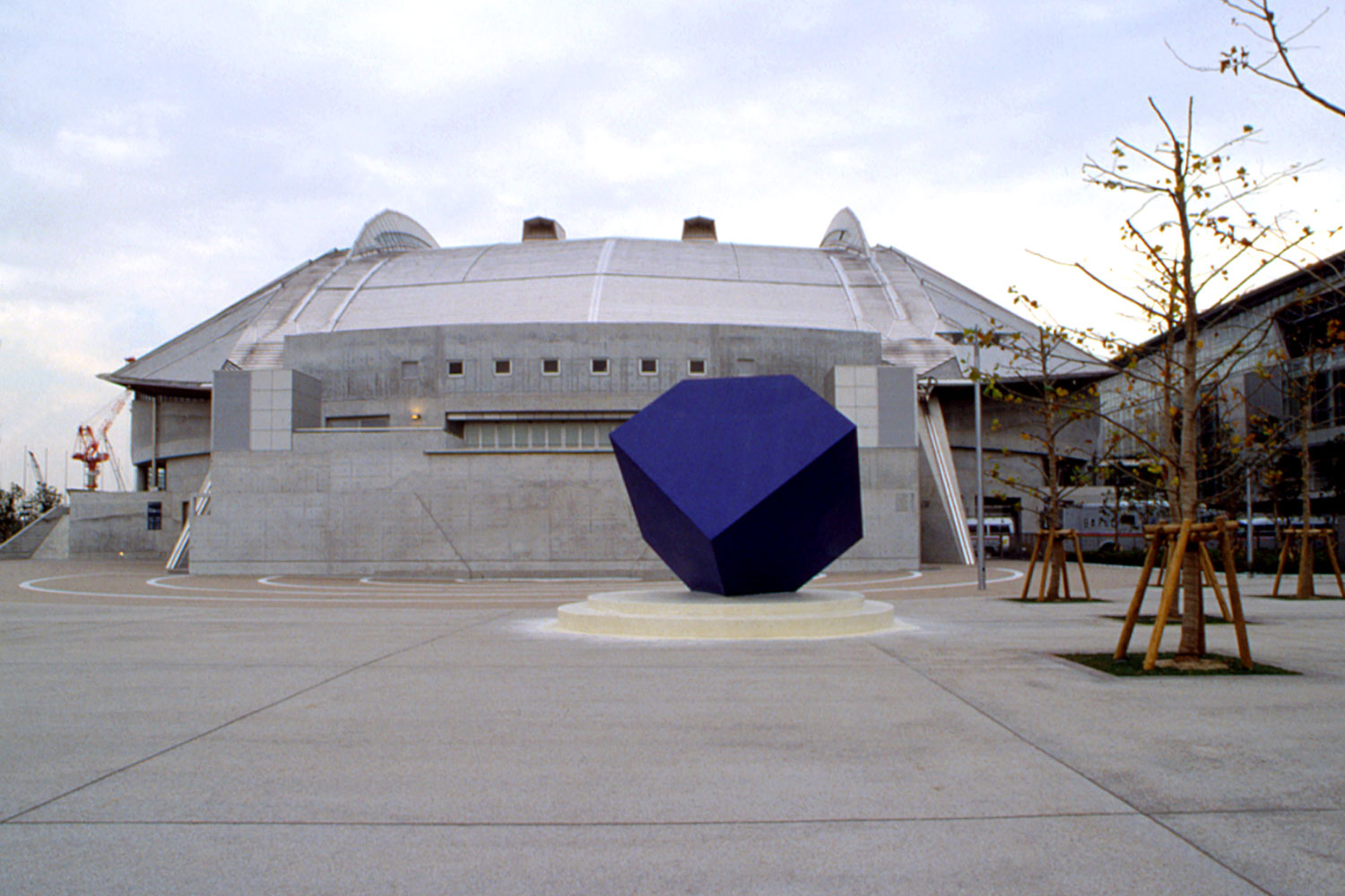 Vessel, 1989 Painted steel and terrazzo, 350 x 400 x 400cm The International Exhibition of Steel Sculptures, Exhibition Centre, Chiba Japan Vessel was commissioned in 1988 for architect Fumihiko Maki’s New Exhibition Centre in Chiba, Tokyo. The sculpture, a four metre painted steel truncated cube, is an elusive play of perspective geometry and minimalist form, appearing to change from a cube to a rhomboid upon approach. Inspired by Albrecht Durer’s 1514 etching, Melancholia, Vessel is a container of “amusing physics”.