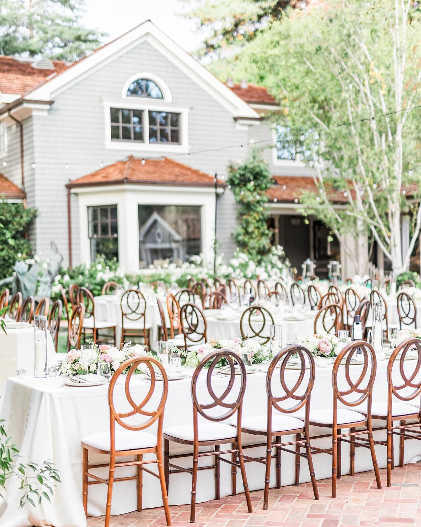 Are you thinking of hosting your celebration at a private residence? Weddings are so intimate and unique in the setting of a private residence, and we love how meaningful they can be.

There are a number of factors to keep in mind since a house isn&r