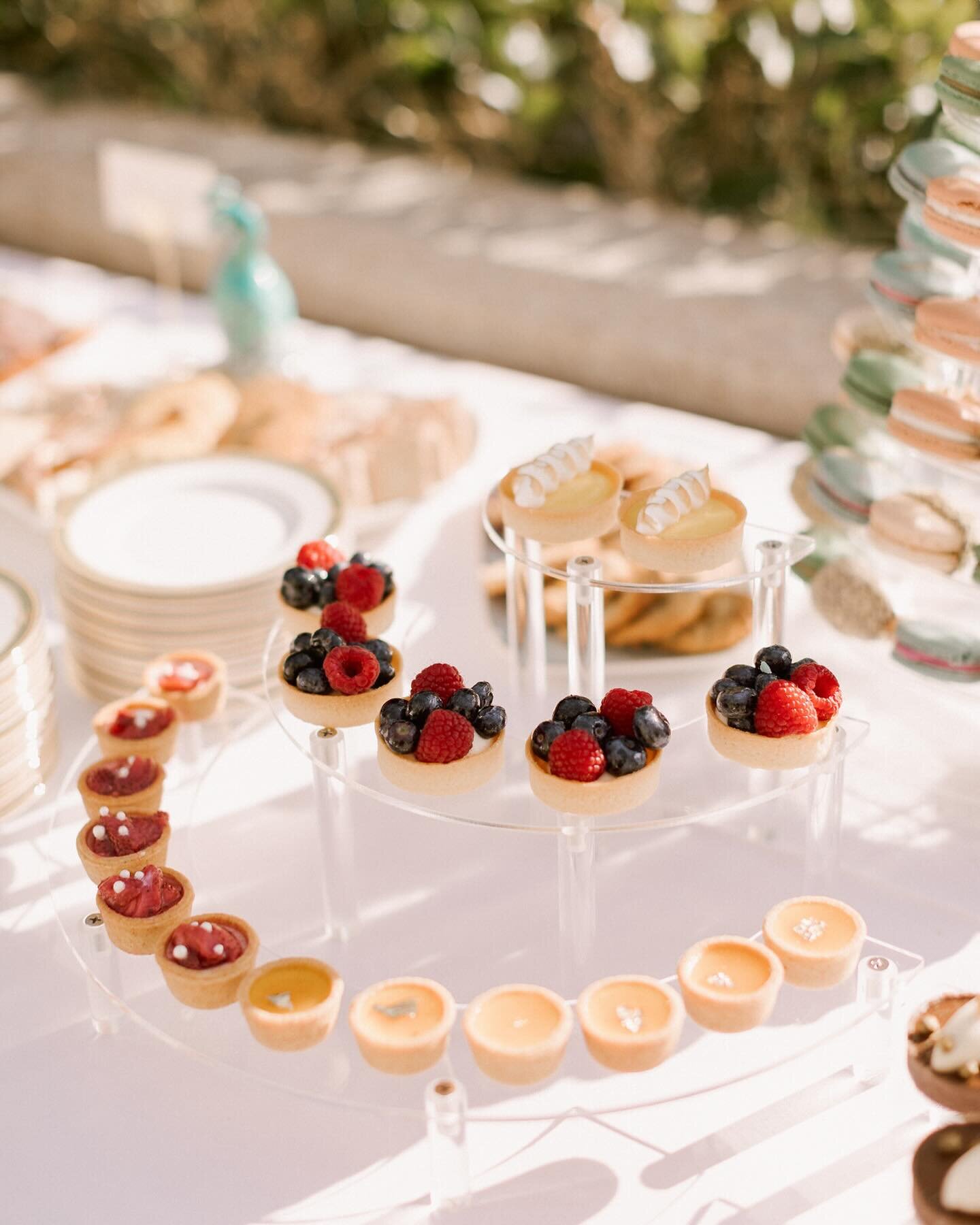 Why limit yourself to cake when you can have more than 1 kind of dessert? 🍰🍪🍩🧁🍮🥮

Let me tell ya - there&rsquo;s nothing we see fly off the shelves faster than a dessert assortment from a dessert spread 😂 So popular and always such a hit! Whet