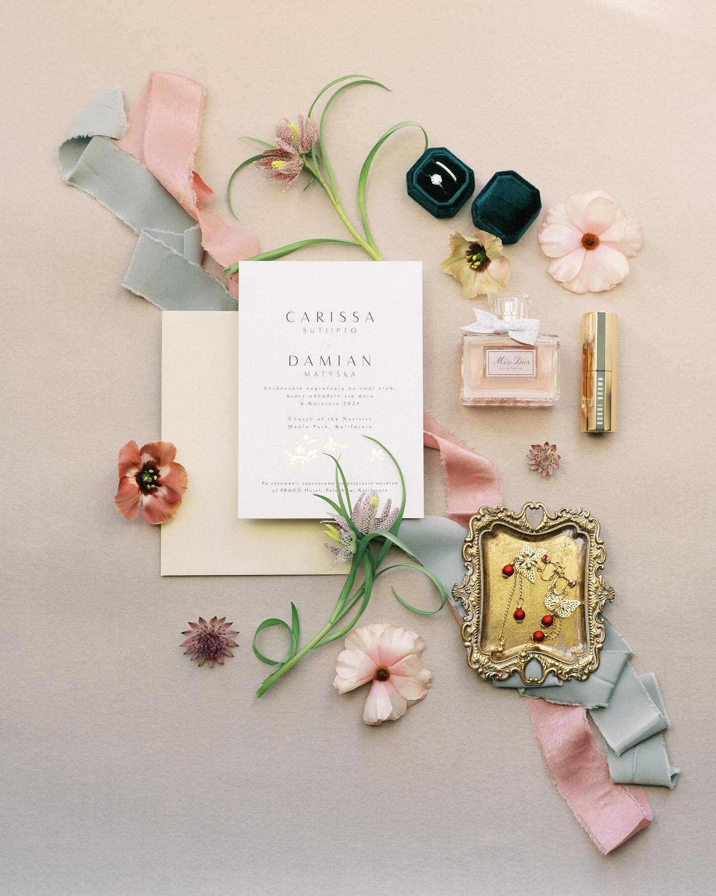 This past weekend we had our first wedding of the 2024 season for C+D 💕 Keep an eye out on our stories as we&rsquo;ll be posting more details soon!

And let&rsquo;s hear it for this gorgeous flat lay by @dittodianto! Want to know the secret to getti