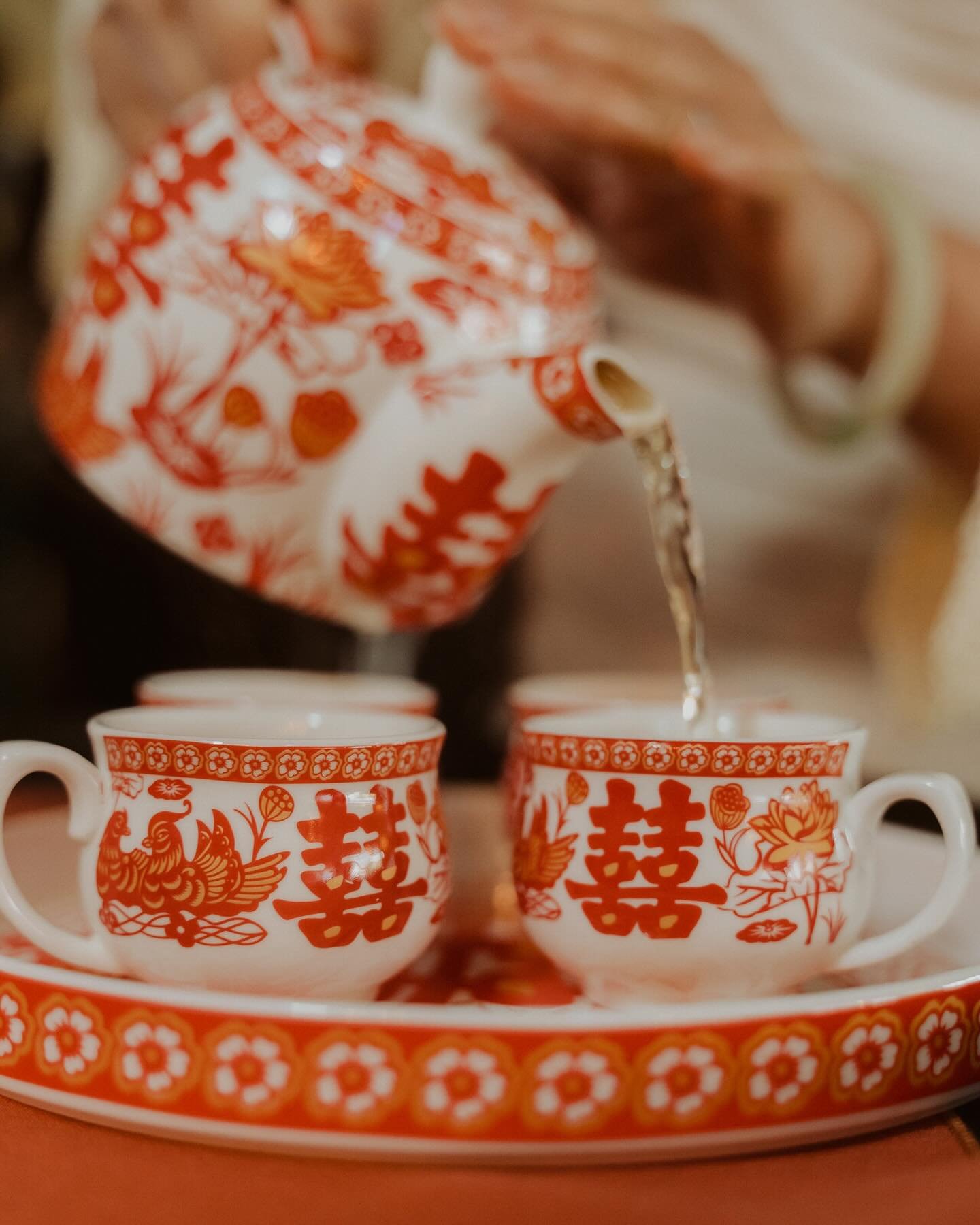 ✨TEA CEREMONY✨

Tea ceremonies are the perfect opportunity to carve a time and space before the wedding ceremony to show gratitude and say thank you to parents and family who have been a significant part in shaping your lives. It can be the sweetest 