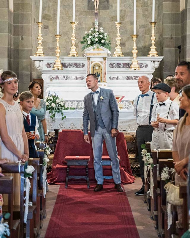 Waiting for the bride👰👰💍 www.mattiaorru.com 
#wedding #weddinginitaly #bridedress #bride #groom #church  #weddingreportage #weddingphotogrpahy #italianphotographer #italianweddingphotographer #groom #aisle #destinationwedding #fotografotoscana