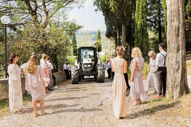Unexpected guest 🚜🚜
Everyone is waiting for the bride's old Fiat 500. A distance engine sound could be it coming...but no, is a tractor. Welcome to Tuscany :)
www.mattiaorru.com

#weddingphotography #weddinginitaly #ıtalianphotographer #italianwedd