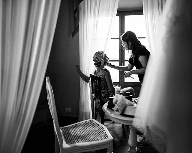 Getting ready 💍💍👰👰 #weddingphotography #weddinginitaly #ıtalianphotographer #italianweddingphotographer #weddingreportage #tuscanyvenues #italianstyle #bridedress #makeup #blackandwhitephotography #curtains #bestweddingphotos