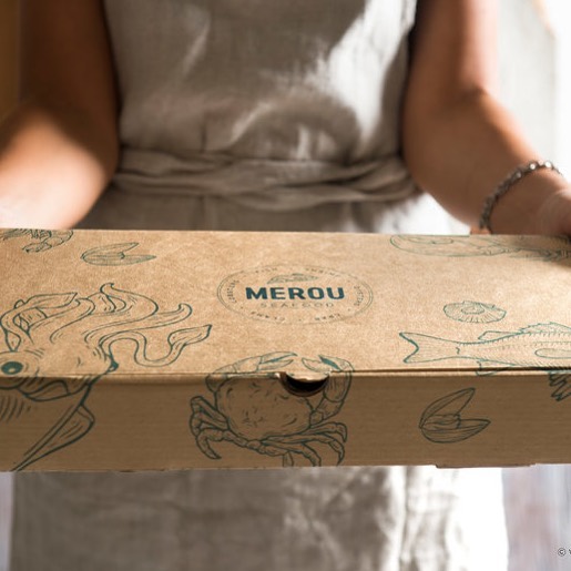 It's the perfect day for a Merou Seafood delivery.
@merouseafood &bull;
&bull;
&bull;
&bull;
#delivery #deliveryday #merou #seafood #seefood #packaging #branding #freshseafood #lunch 
Branding by: @paperview_branding 
Photography by : @dianeaftimos 
