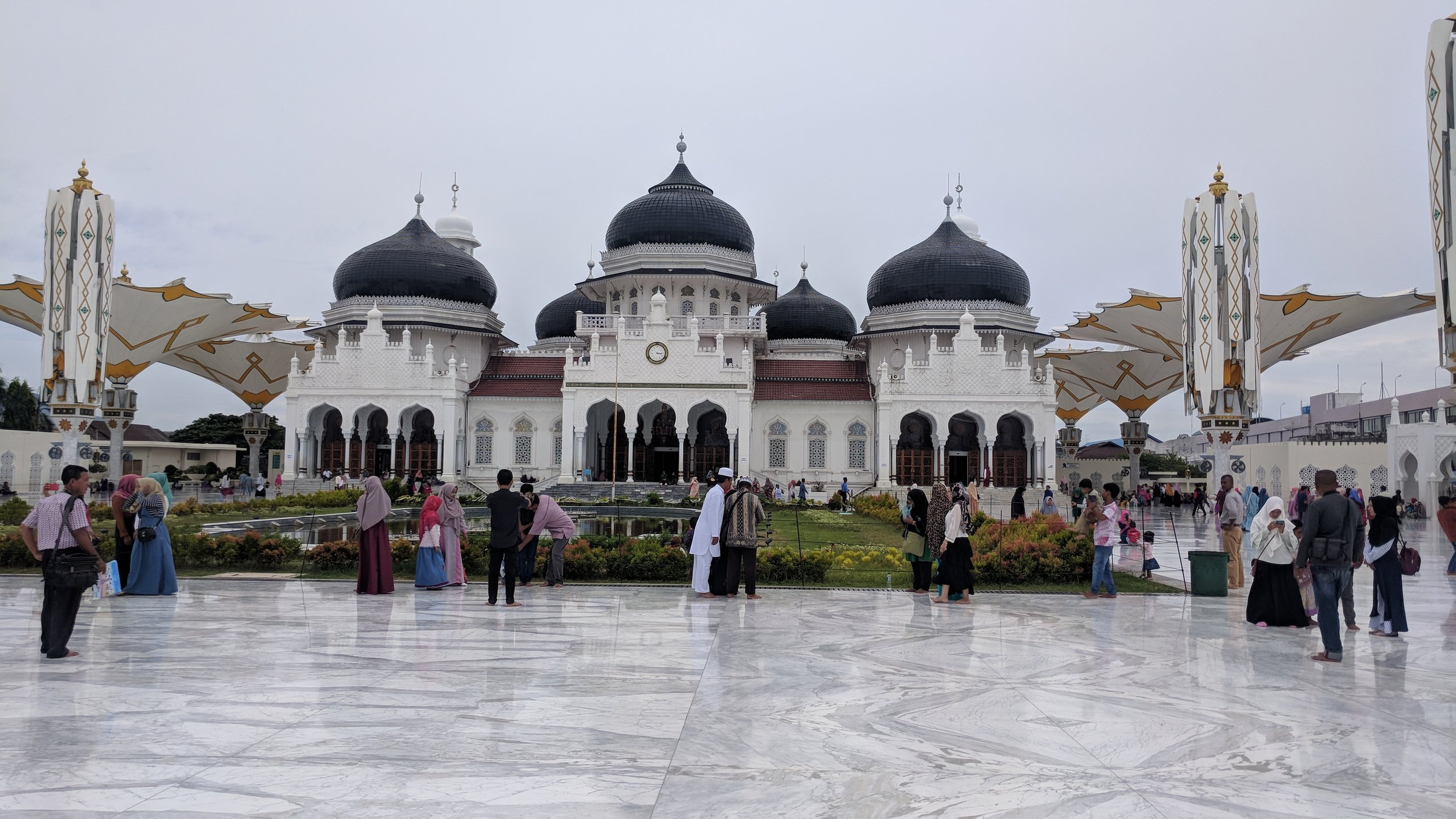  A view of the beautiful Baiturrahman Grand Mosque from the front. 