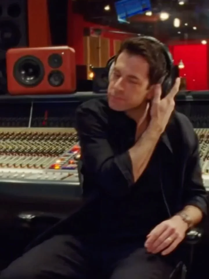 Some making of clips from the stunning Suzanne by @iammarkronson and @raye 

Recorded at @studio13 

🎥: @gian0liva 
📸: @edwardcooke 

@audemarspiguet