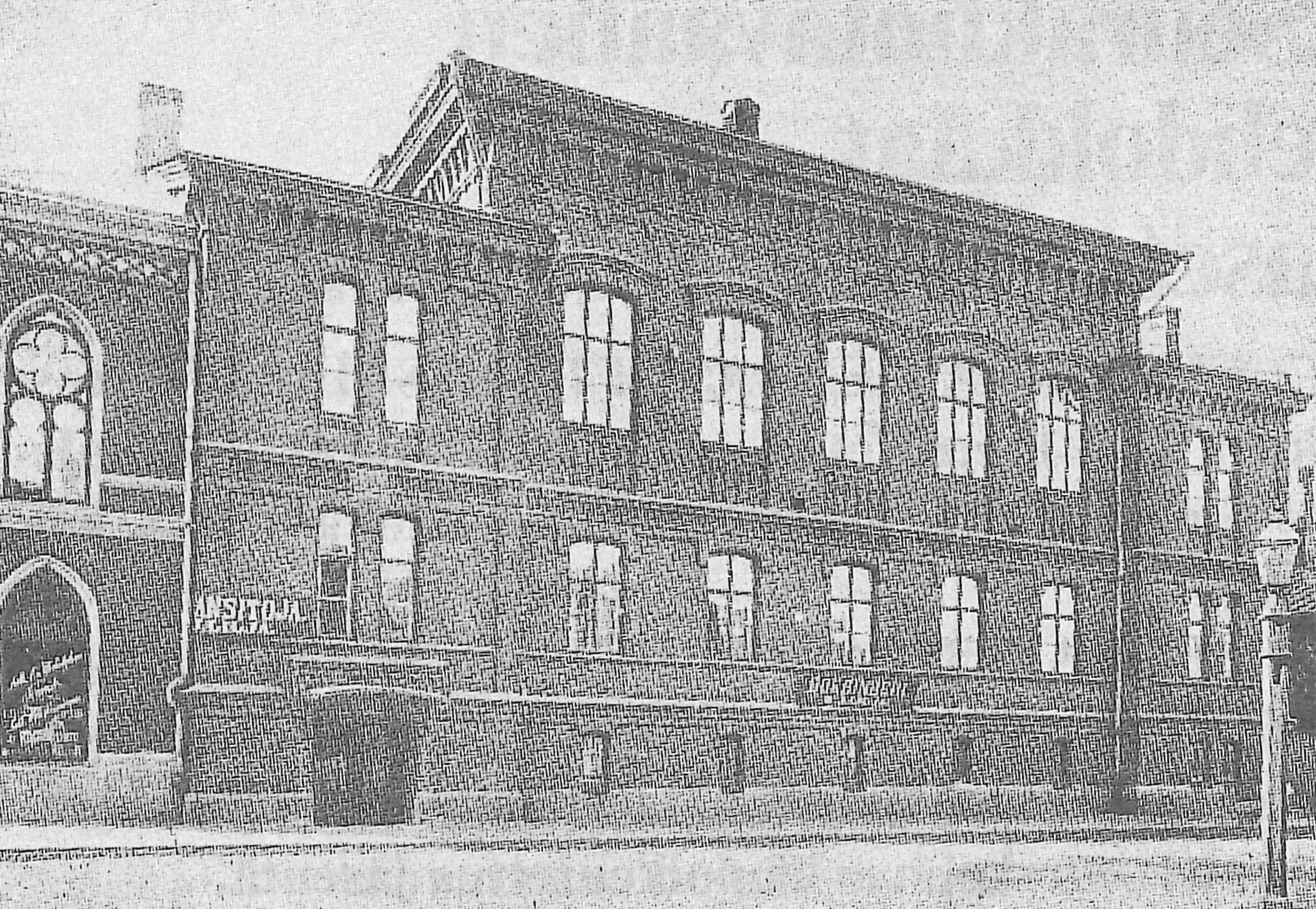 Theodor Höijerin suunnittelema ja 1878 valmistunutpunatiilinen kaksikerroksinen rukoushuone, joka sijaitsi osoitteessa Malminkatu 12. Sen paikalla on nykyinen seitsenkerroksinen toimistorakennus. Kuva: Sleyn arkisto.