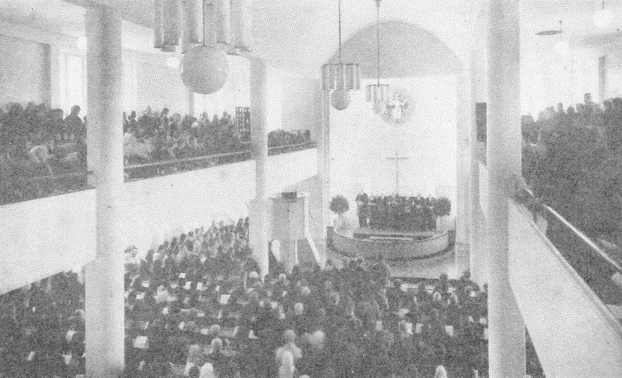 Fredrikinkadun rukoushuoneen nimi muu tettiin Luther-kirkoksi 1930 ja remontin jälkeen sen vihki kirkoksi 18.10.1931 kaksi piispaa, Max von Bonsdorff ruotsiksi ja Jaakko Gummerus suomeksi. Kuva: Sleyn arkisto.