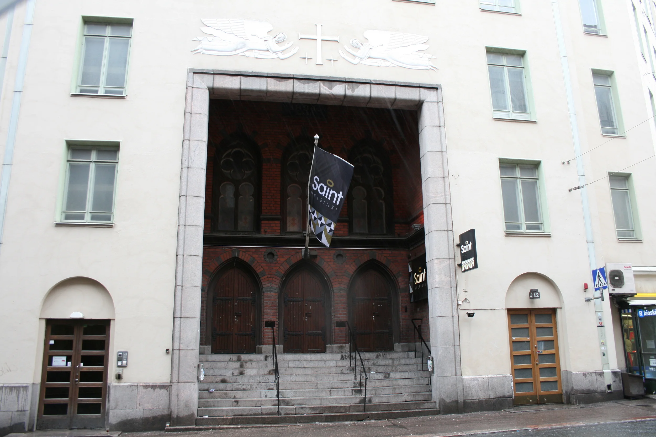 Luther-kirkon sisäänkäynti kesäkuussa 2014 kuvattuna ravintola Saint Helsingin aikana. 1931 valmistuneen julkisivun syvennyksessä on jäljellä 1894 valmistuneen uusgoottilaisen rukoushuoneen sisäänkäynti. Kuva: Martti Haverinen.