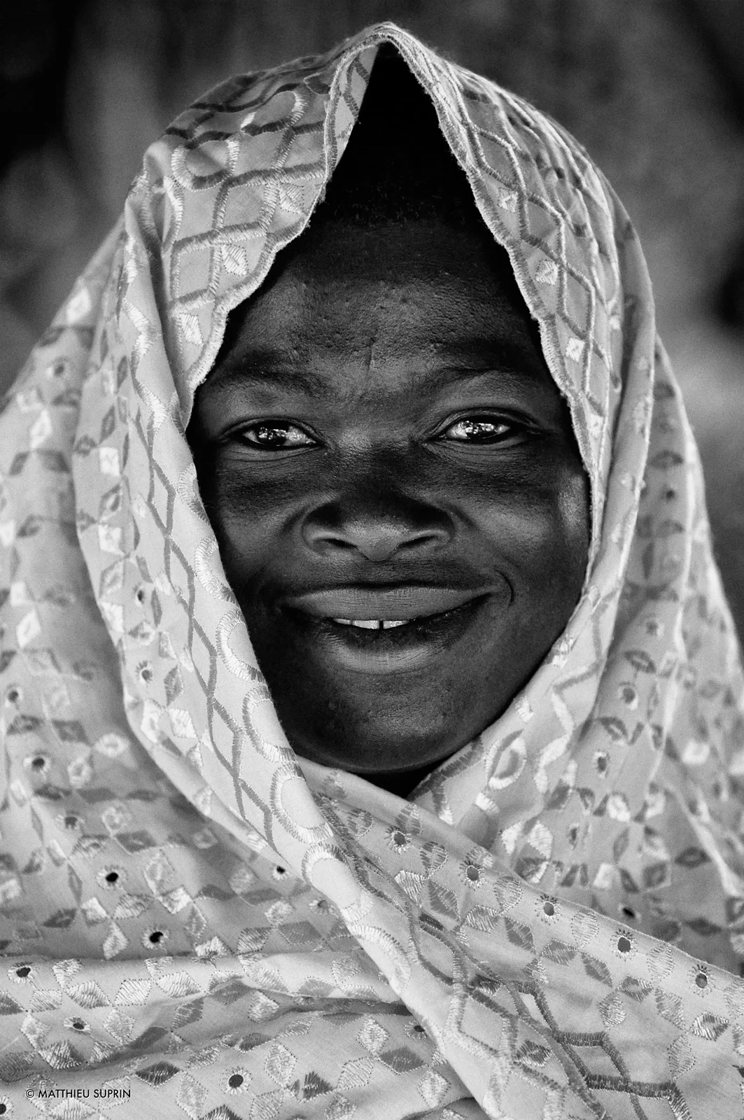matthieu_suprin_le_voile_de_caroline_portrait_femme_burkina_faso_afrique_nb_web.jpg