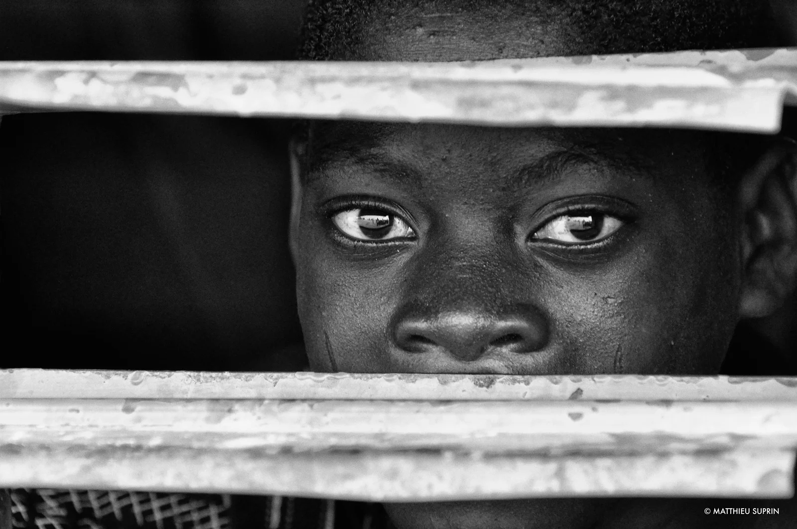 matthieu_suprin_le_silencieux_portrait_enfant_burkina_faso_afrique_nb_web.jpg