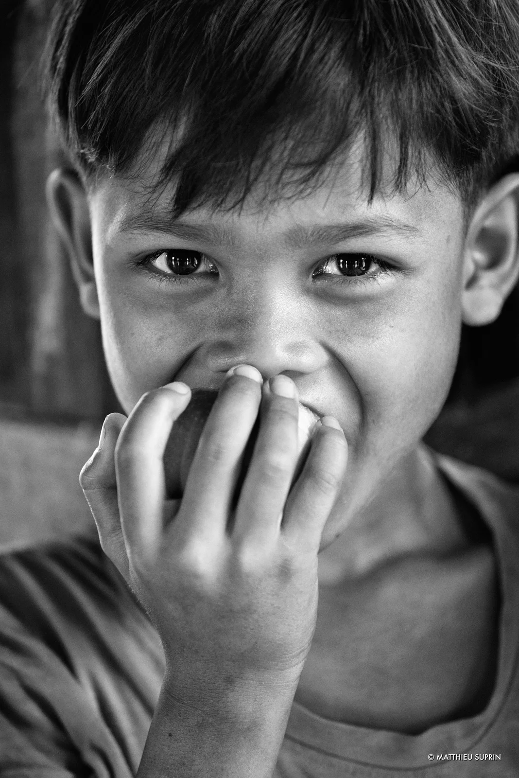 matthieu_suprin_la_mangue_portrait_enfant_manger_asie_cambodge_nb_web.jpg
