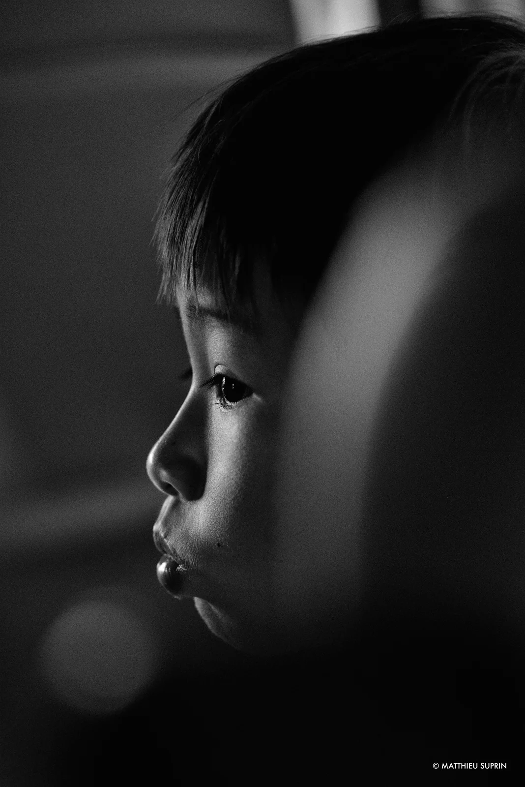 matthieu_suprin_l'impatient_portrait_enfant_cambodge_asie_nb_web.jpg
