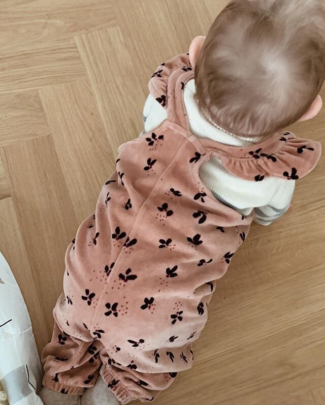 Doeiii mam! Byeee mom! 🤪#kleintjeswordengroot #itstrue #kunnenwedetijdevenstilzetten #softgallery #babyootd