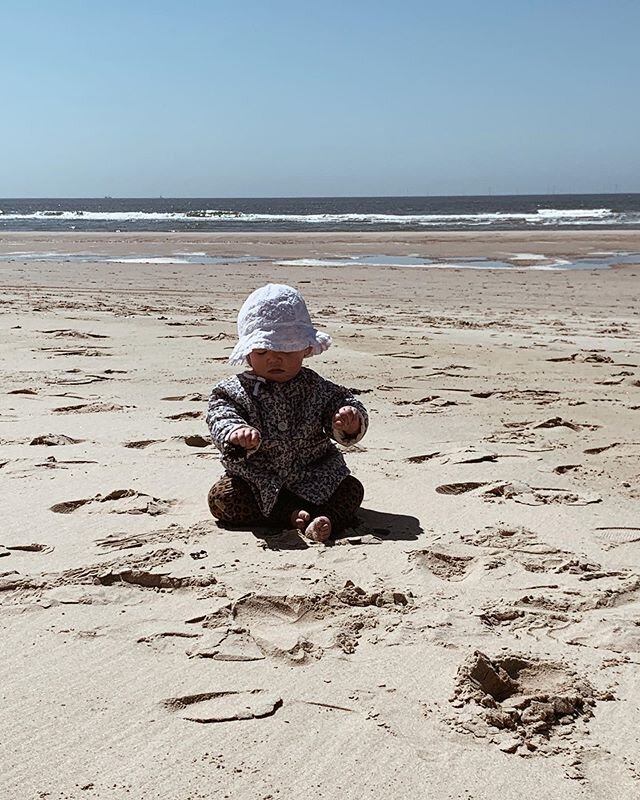 a day (an hour actually) at the beach 🌞 lots of sand was eaten and fun was had. vakantie in eigen land, wat een cadeautje. #egmondbinnen #vakantieineigenland #beachdays