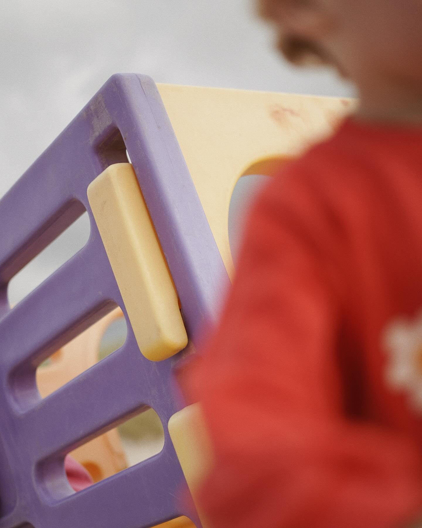 de wind in onze haren en bakken zand weer mee naar huis. Voor ons doen zijn we echt vaak op het strand geweest deze zomer. zo zo fijn de zeelucht in je longen. Ik hou van deze kleuren, vervaagd, een beetje old school en speels. Blijf delen wat je moo