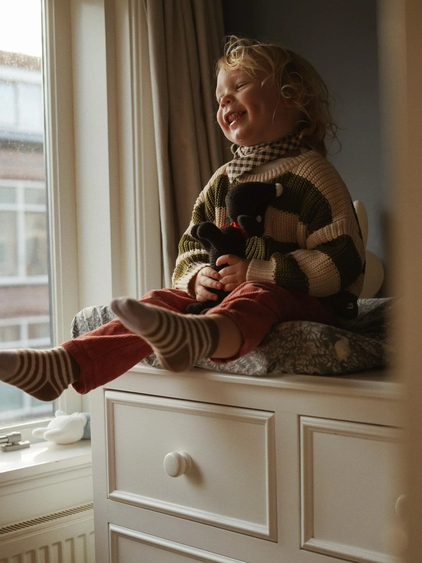 inmiddels hebben we een jongetje dat bijna drie jaar wordt. zijn haartjes zijn geknipt, hij slaapt in een groter bed waar hij (n&oacute;g makkelijker) zelf uitklimt, zijn we heel wat virussen verder in nog geen maand tijd. worden zijn teksten uitgebr