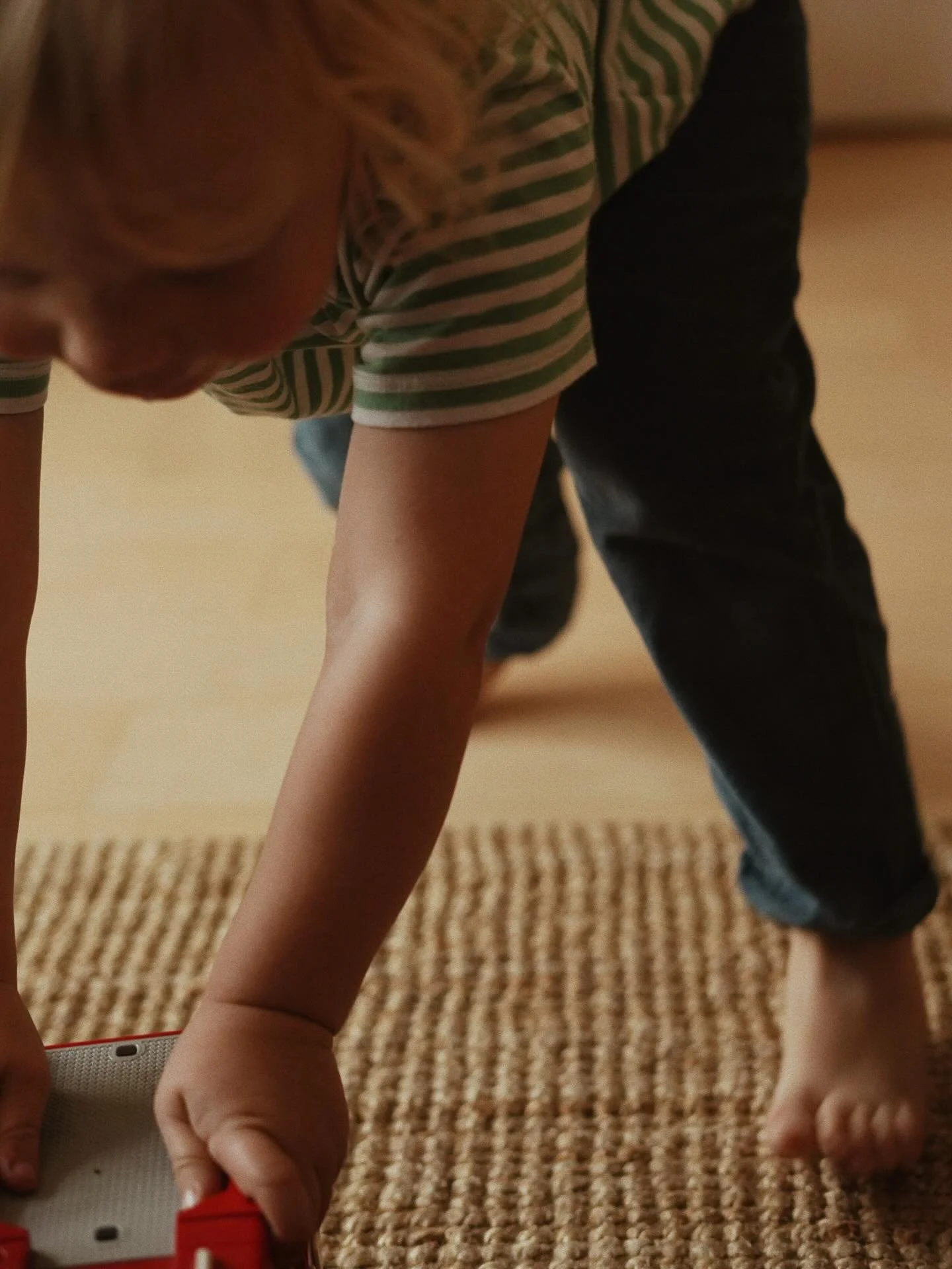 golden season, thuis rommelen en het liefst op achter voor en naast mij dit ventje. zoveel te geven, zoveel plezier, zoveel &lsquo;kuffels&rsquo;, zo veel koffie maken, zoveel springen stoeien rennen koprollen lezen en kletsen. en dan is hij klaar om