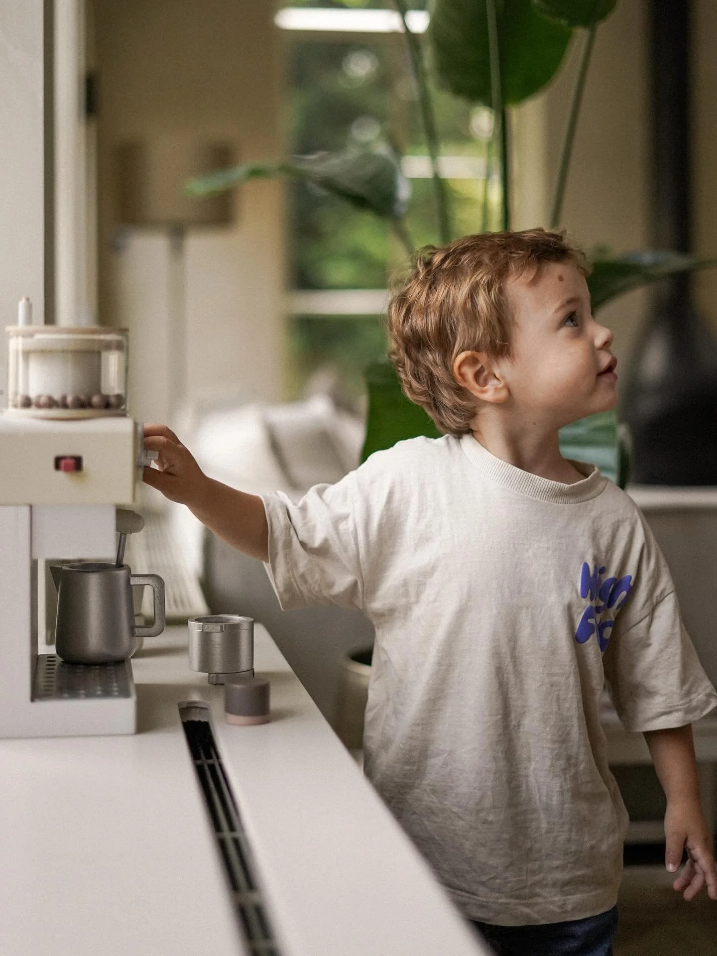 Beloofd is beloofd, meer werk laten zien, here we go: 

Morning coffee rituals 🤎 bij dit heerlijke gezin, zo knus hoe kleintjes kunnen meedoen. Zo bijzonder hoe ik met mijn camera een wereld mag binnenstappen, waar een gezin groeit en waar een mama 