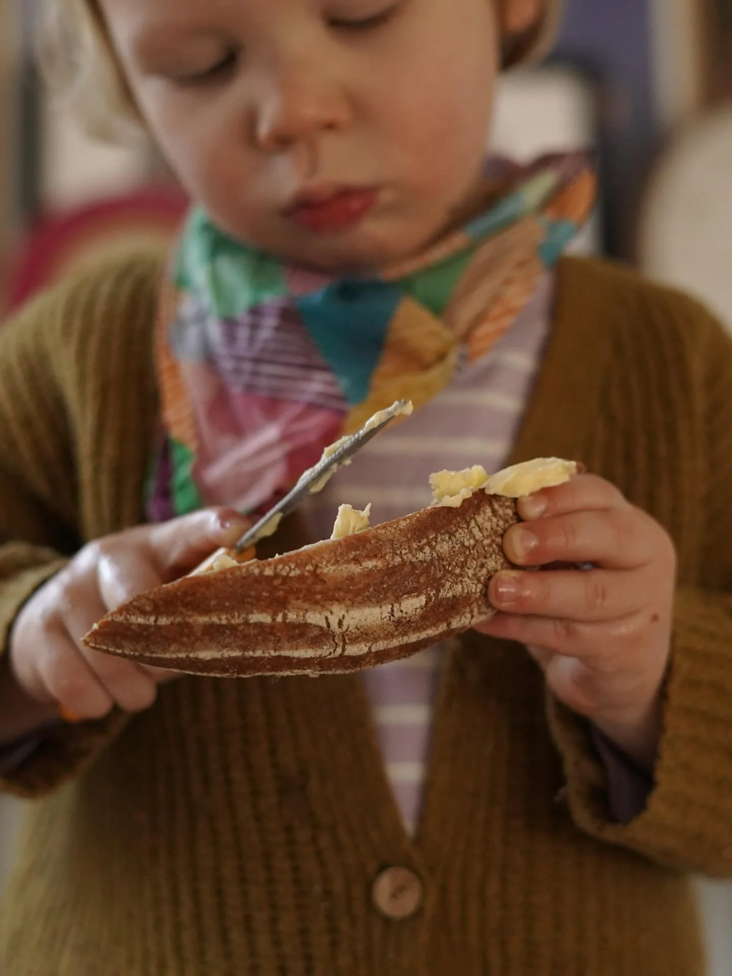 ik stap zo in de trein naar zwolle maar dit beeld, bruun zo geconcentreerd bezig met zijn roomboter op het allerheerlijkste desem van Ellen. hij vindt al het eten zo interessant, vaak lekker en kan er zo van genieten. zo helend en zo nieuw voor mij ?