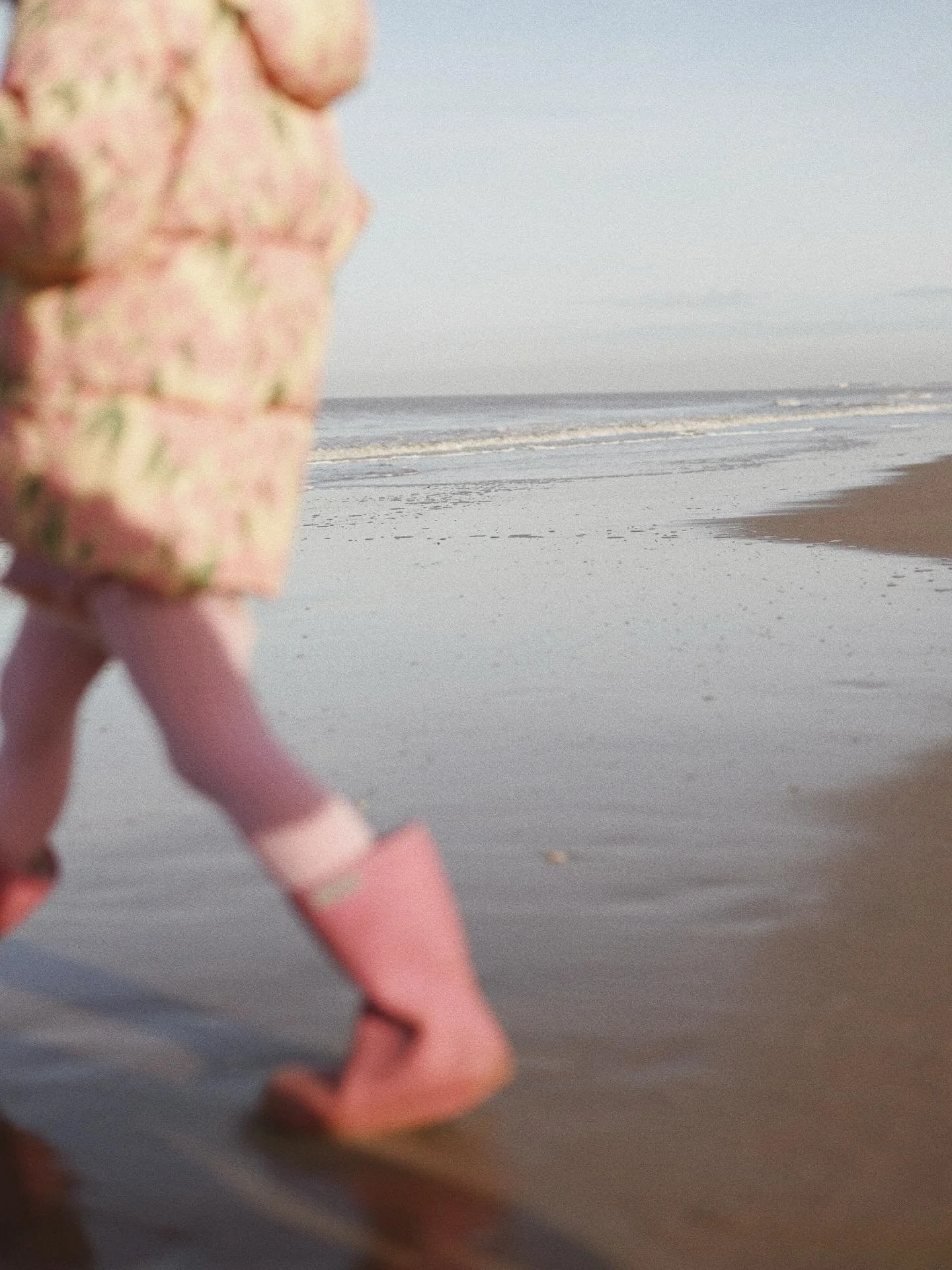 sunny and cold, okay i&rsquo;ll take it. deze twee vonden het heeerlijk, en wij ook. die ochtenden zijn praaachtig en nog lekker rustig op het strand 🤍  ennn voor wie liever in een studio mooie platen wil maken samen met mij, dat kan!! zaterdag 14 m