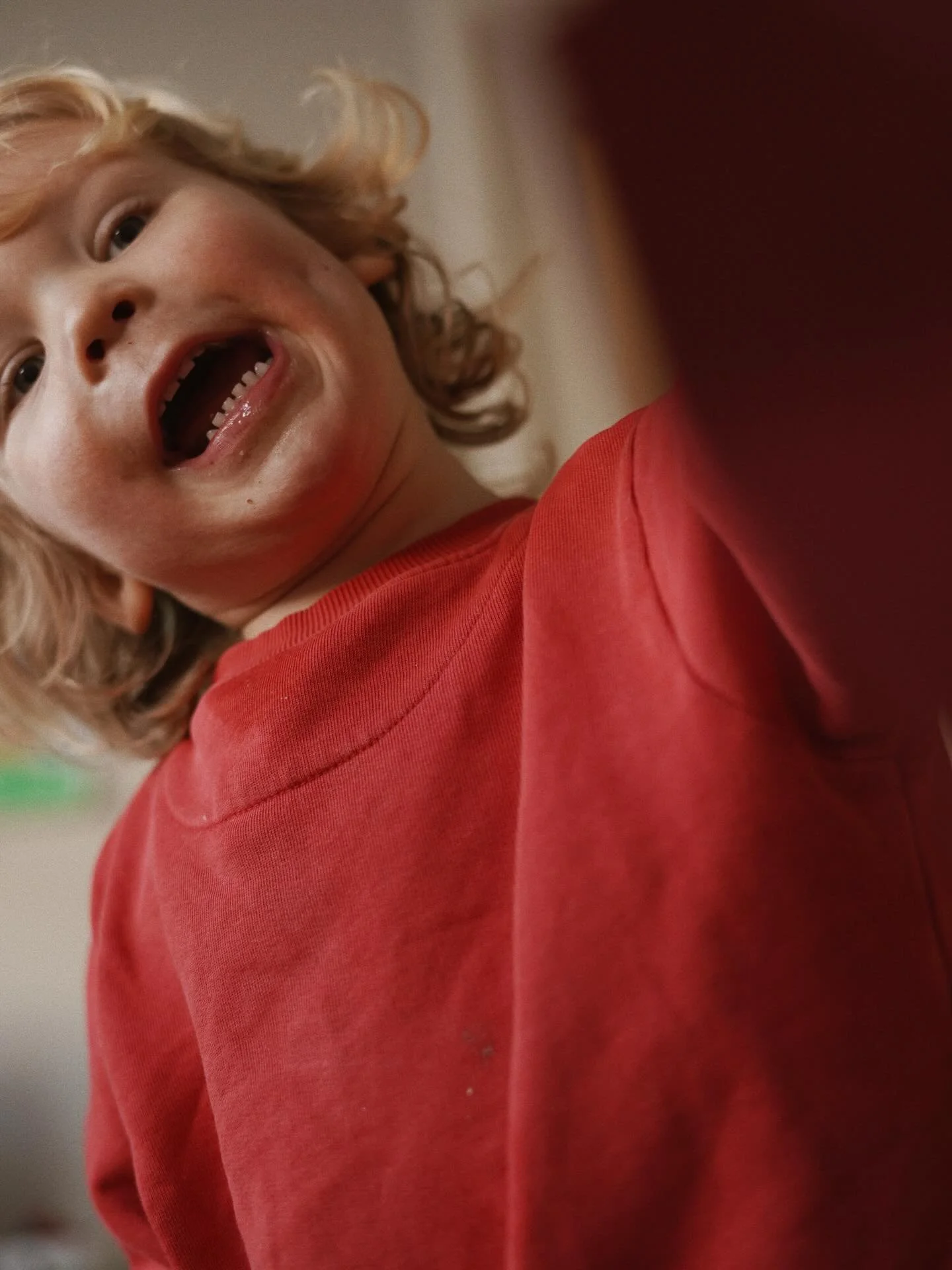 een drieluikje van Bruun. Precies zoals hij is, een lief clowntje, een peuteraar en mogelijk is hij daar een letter M van Mama aan het schrijven. Deze maand 3 jaar geworden ❤️ hij houdt je in het hier en nu, of door op je rug te springen (thank god v