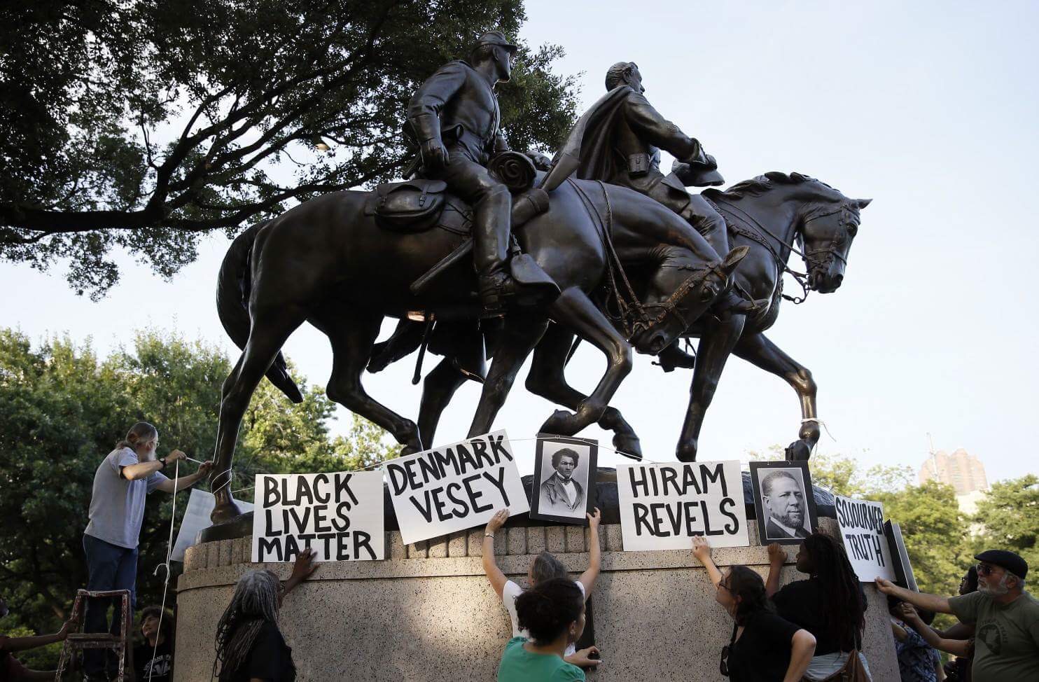 https://img.washingtonpost.com/rf/image_1484w/2010-2019/Wires/Images/2015-06-30/AP/Lee_Statue_Protest-06da4.jpg?t=20170517