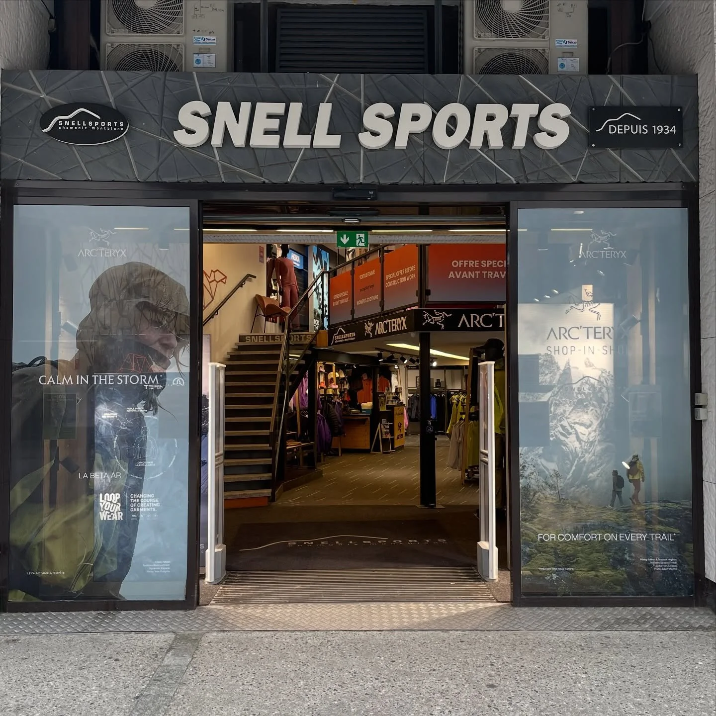 Vous reprendrez bien un peu de trail ? Jetez un œil sur nos vitrines running de fin août si vous avez raté ces moments 🫐 
Merci à nos marques partenaires pour leur créativité !