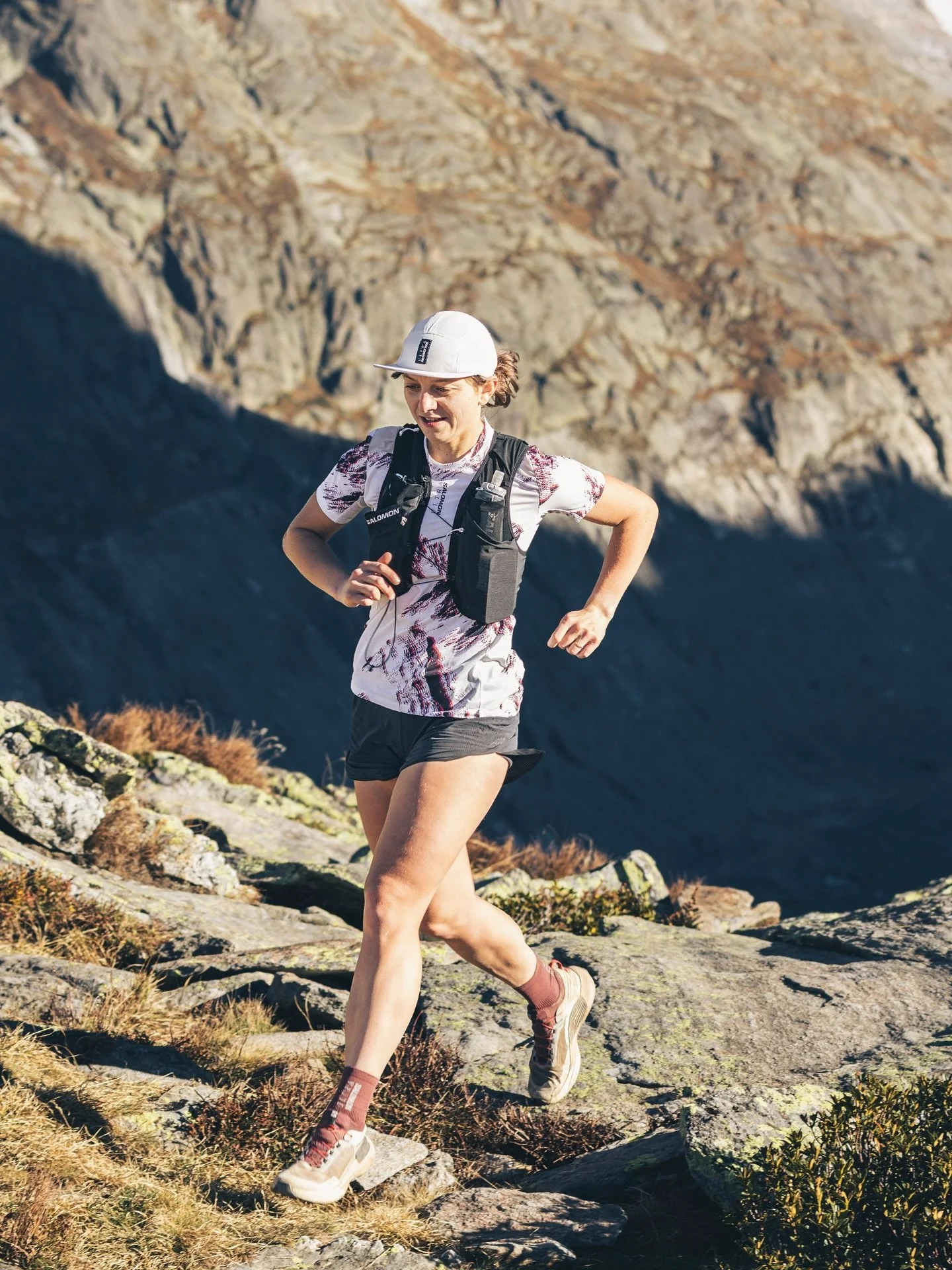 Si vous croisez Justine, c’est sans doute qu’elle part ou qu’elle revient d’une sortie en montagne ⛰️ souvent accompagnée de son fidèle Thao 🐶 et toujours avec son immense sourire !
Malgré une saison 2025