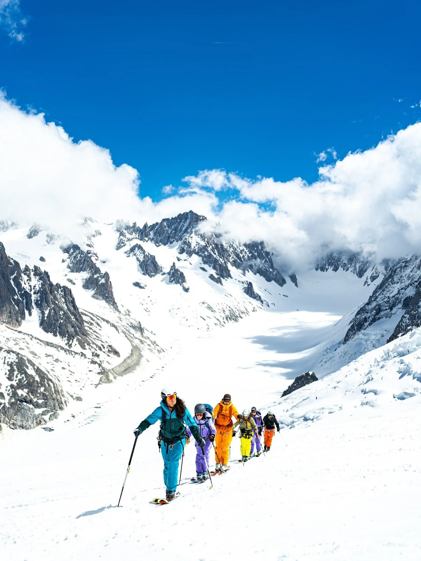 Une sortie 100% f&eacute;minine avec @arcteryxfrance sur le glacier d&rsquo;Argenti&egrave;re 🏔️ merci &agrave; Cristina de @chamonix.experience d&rsquo;avoir encadr&eacute; cette sortie 💁&zwj;♀️ 

📸 @adriencolleur