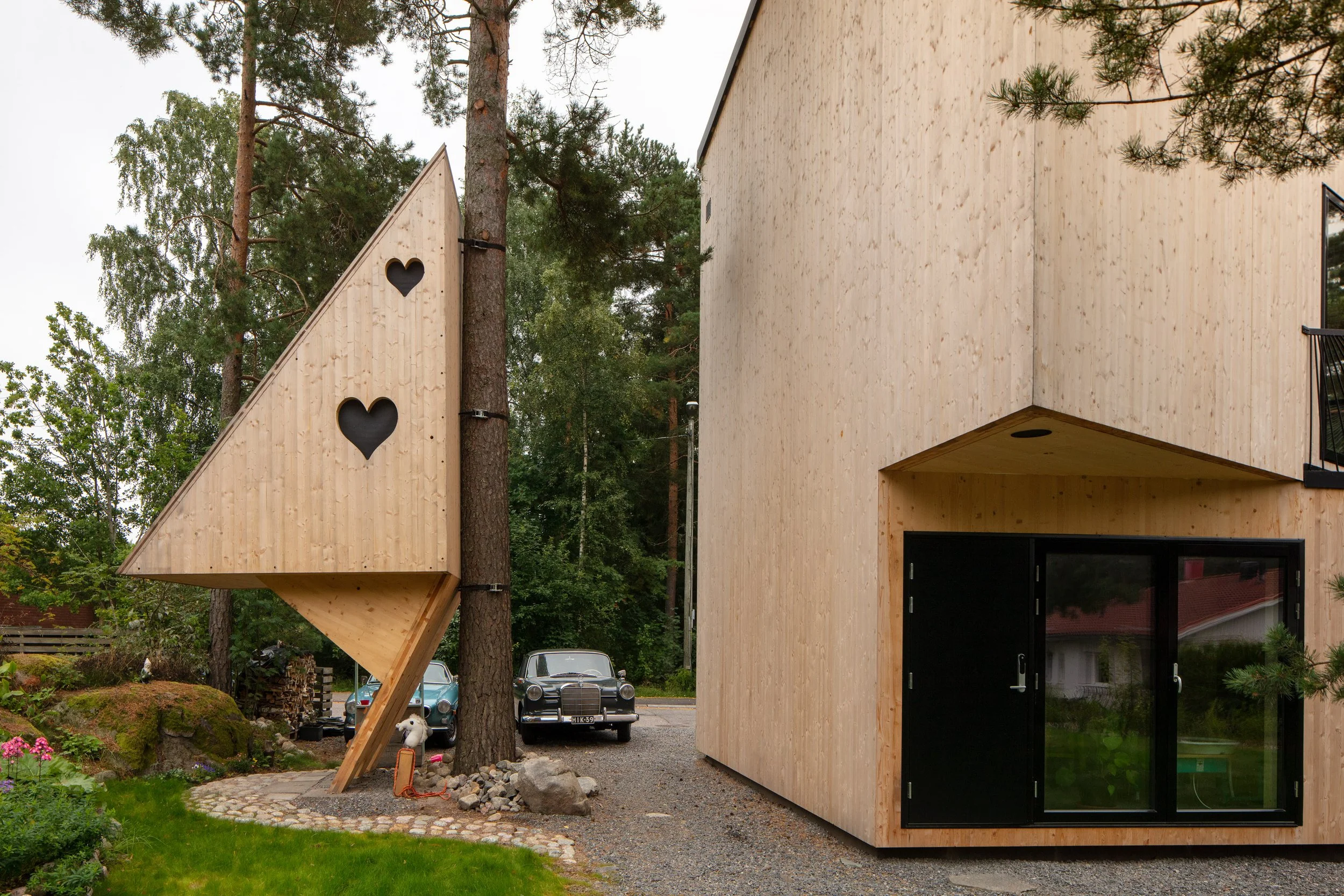 ORTRAUM 028 12 Marc Goodwin_birdhouse neighbor.jpg