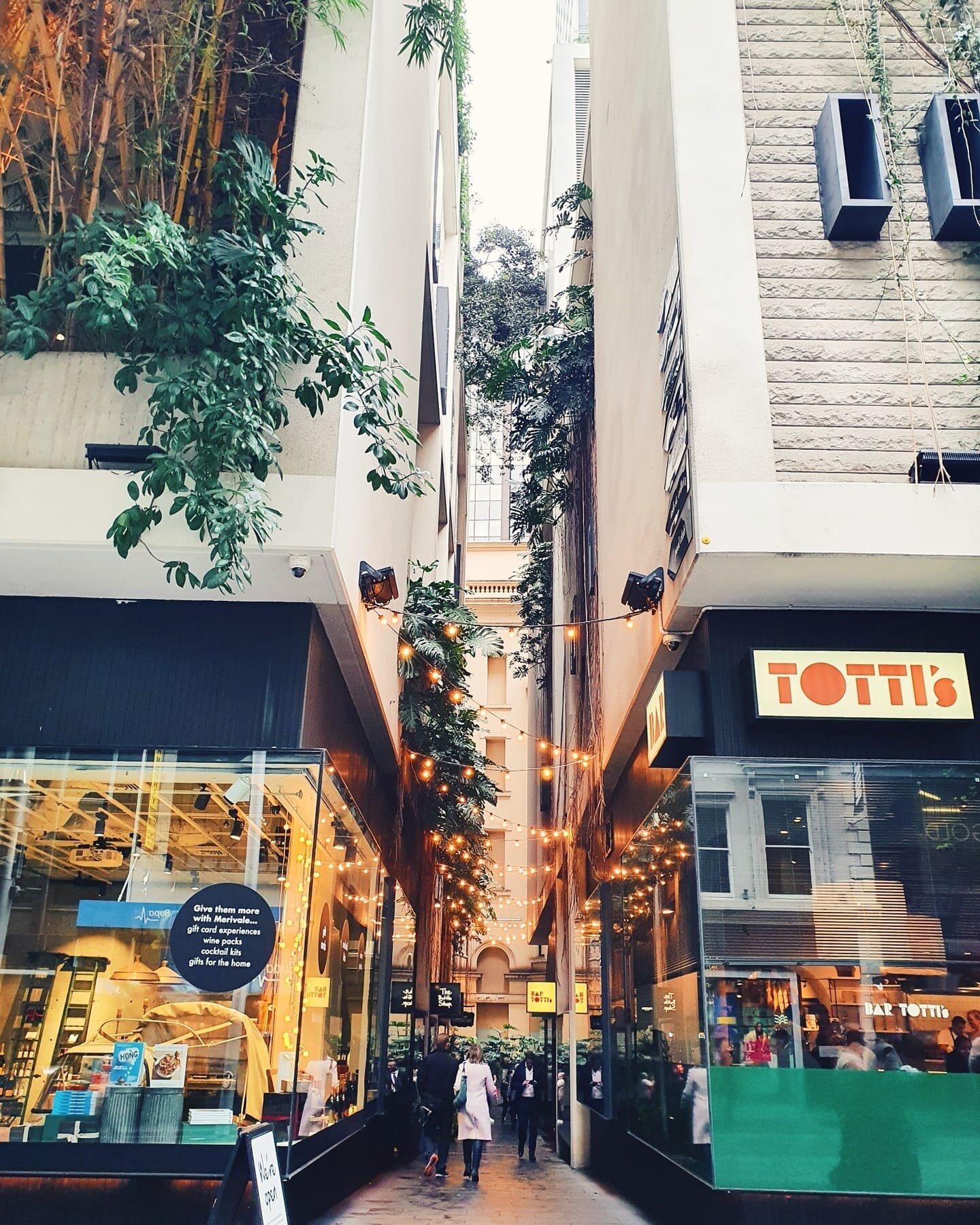 Is Sydney turning into Melbourne? #Secretlaneway // #streetphotography #georgest #laneway #explore #notatourist #discovervoucher #vscocam