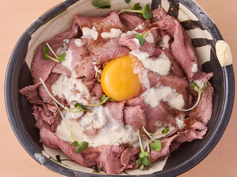 ローストビーフ丼 <br>WAGYU ROASTED BEEF RICE BOWL ($19)
