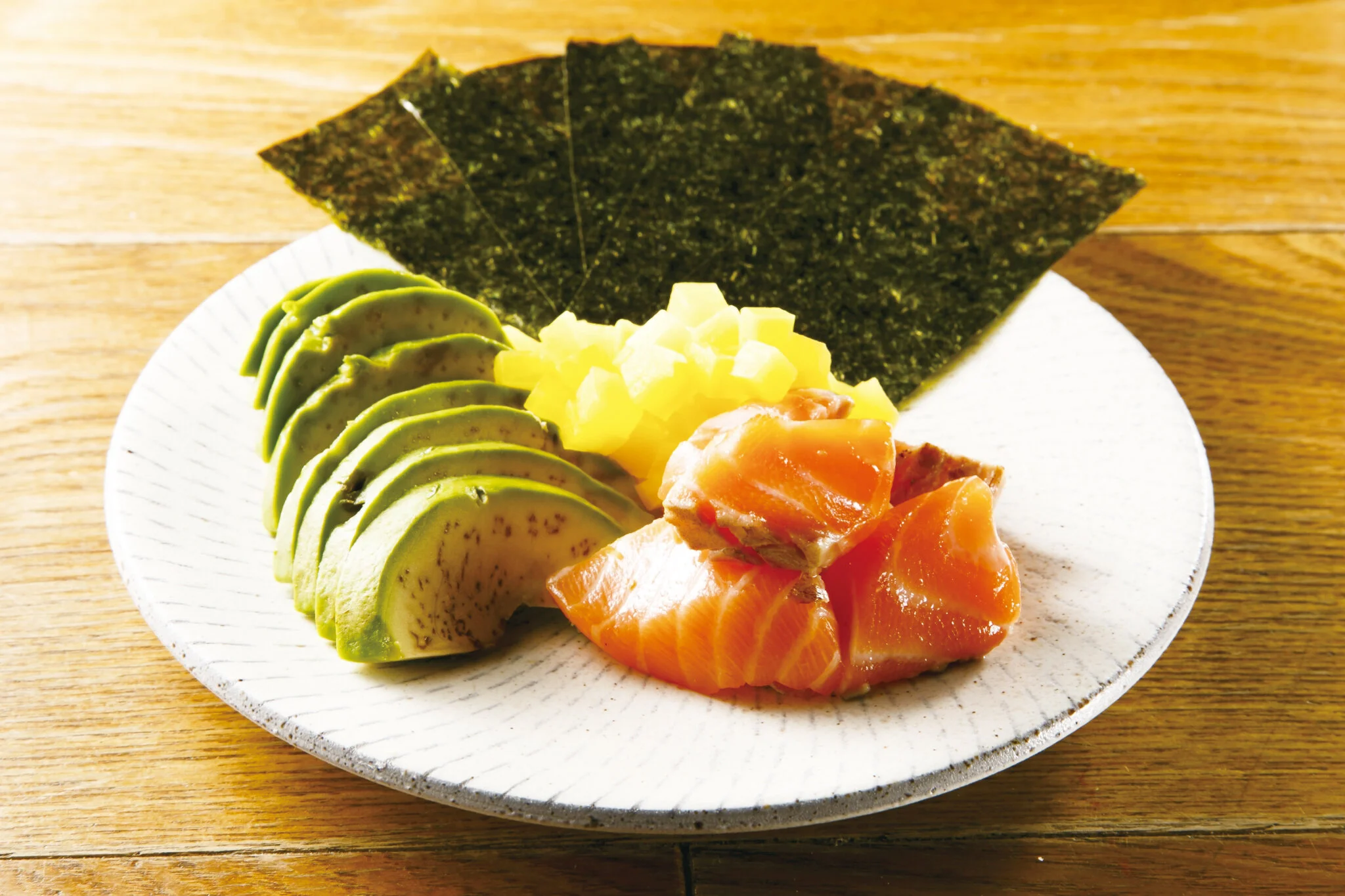 サーモンアボたく巻き Chopped Salmon & Pickled Radish & Avocado with Seaweed ($12)