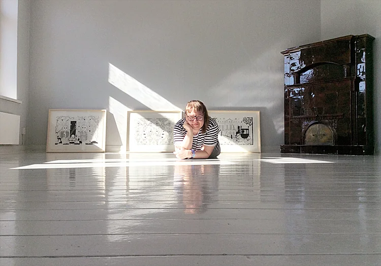 Jenni is holding an exhibition with her mother. Exhibition is a show of Jenni’s drawings and Leena’s paintings.