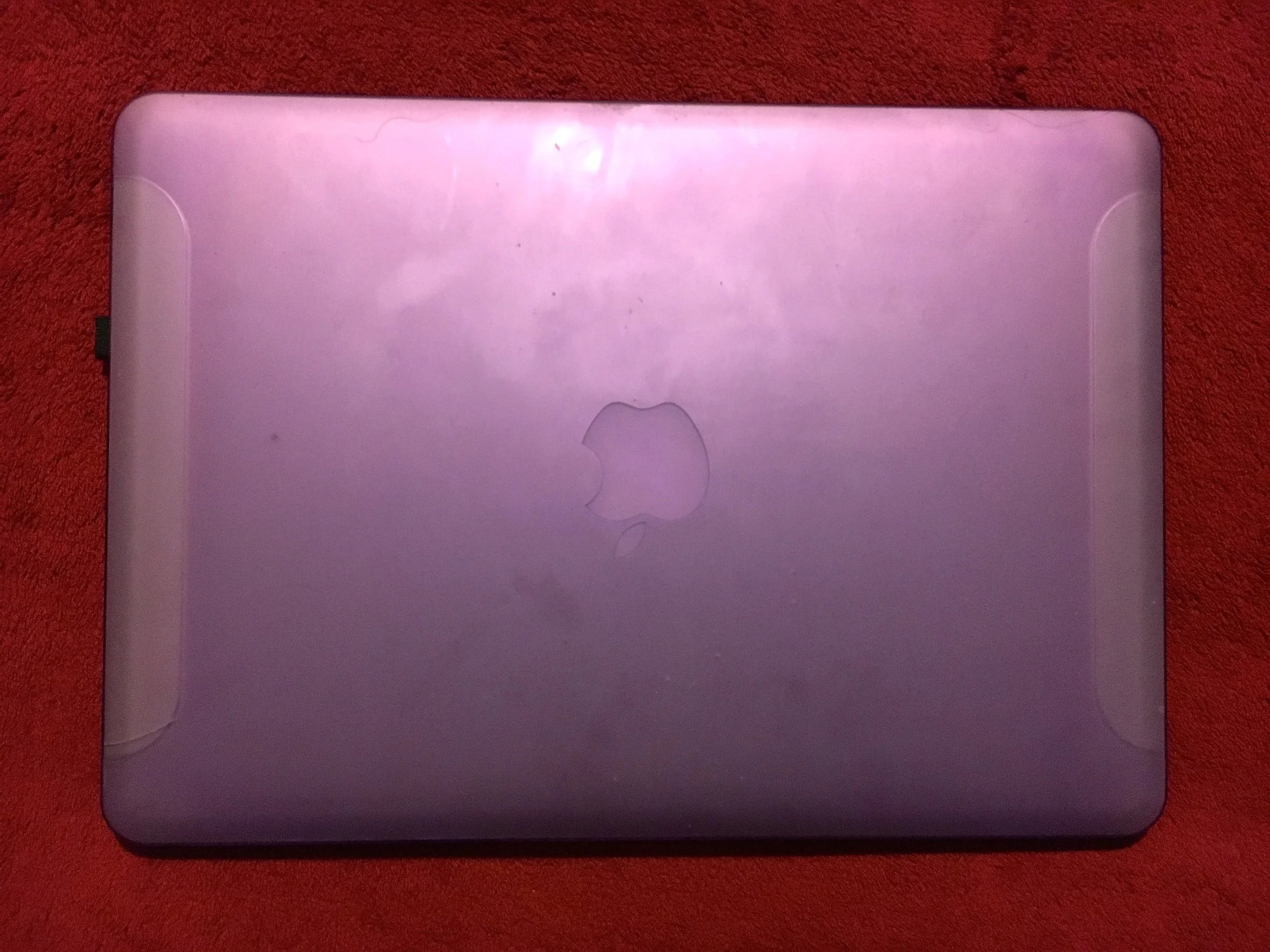 Here you see my disgustingly grubby laptop. The case is meant to be matte! 