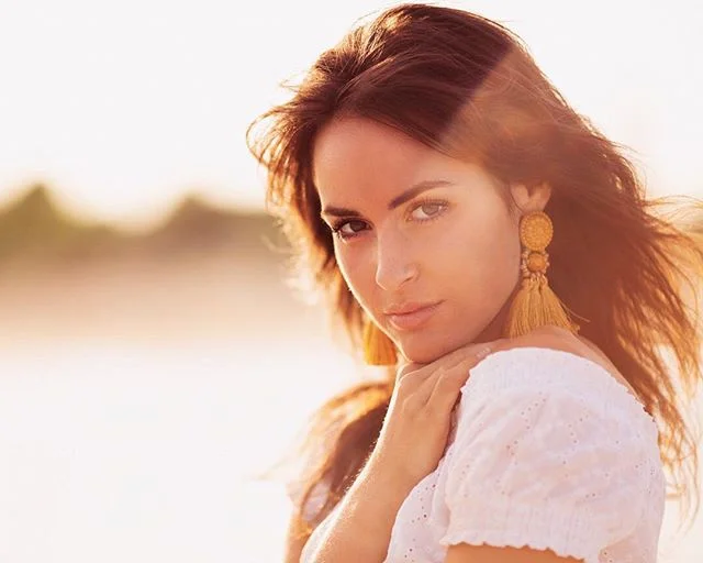 Running out of summer and still trying to pull two shoots together!  #Eek
.
It was fun trying to get a real #sunflare with @nina_official_music at the #beach .
.
.
#photopeoplegallery #buildandbloom #creative_portraits #bostonphotography #bostonmodel