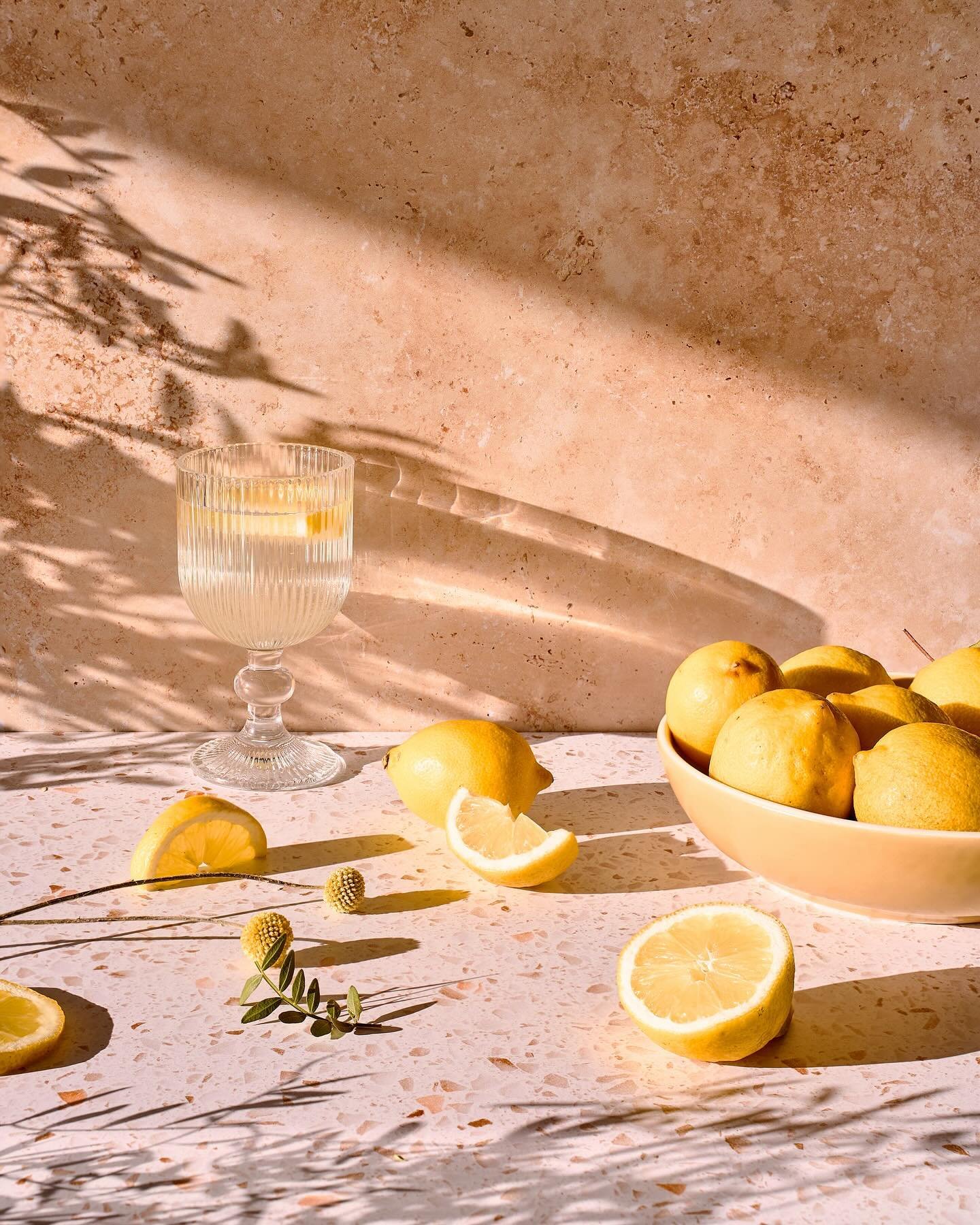 Jugando con la luz que entra en el estudio por las tardes, limones y un &lsquo;visitante&rsquo; que se col&oacute; en la segunda foto ☀️😻🍋

Playing with natural light in the studio. My cat wanted to be in the picture (second image).

Beautiful back