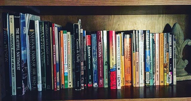Wondering what to do in #Arizona ? A whole shelf of #travelguides at #hummingbirdhollowaz can help you decide.
. #vacation #vacationrental #cabinlife #librarytime #luxelife #daytrips