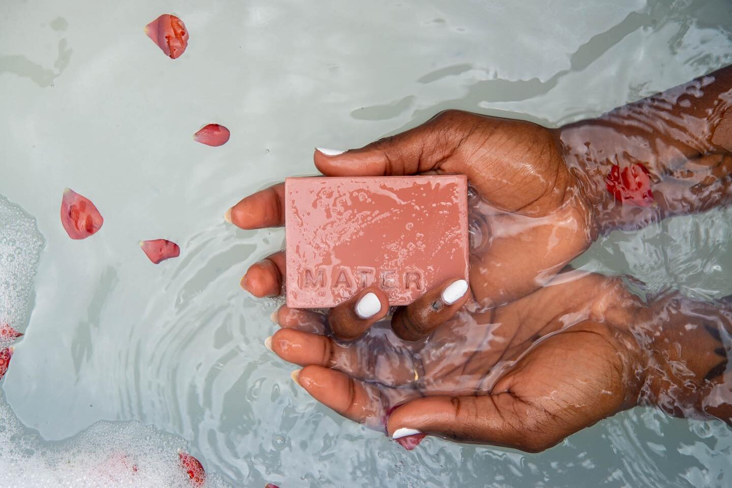 With every use, soap becomes a document of its purpose. The bather is like a sculptor, using their body to dissipate and shape the material through the intimate act of caring for oneself.🌹🥀 📸 @jerseywalz