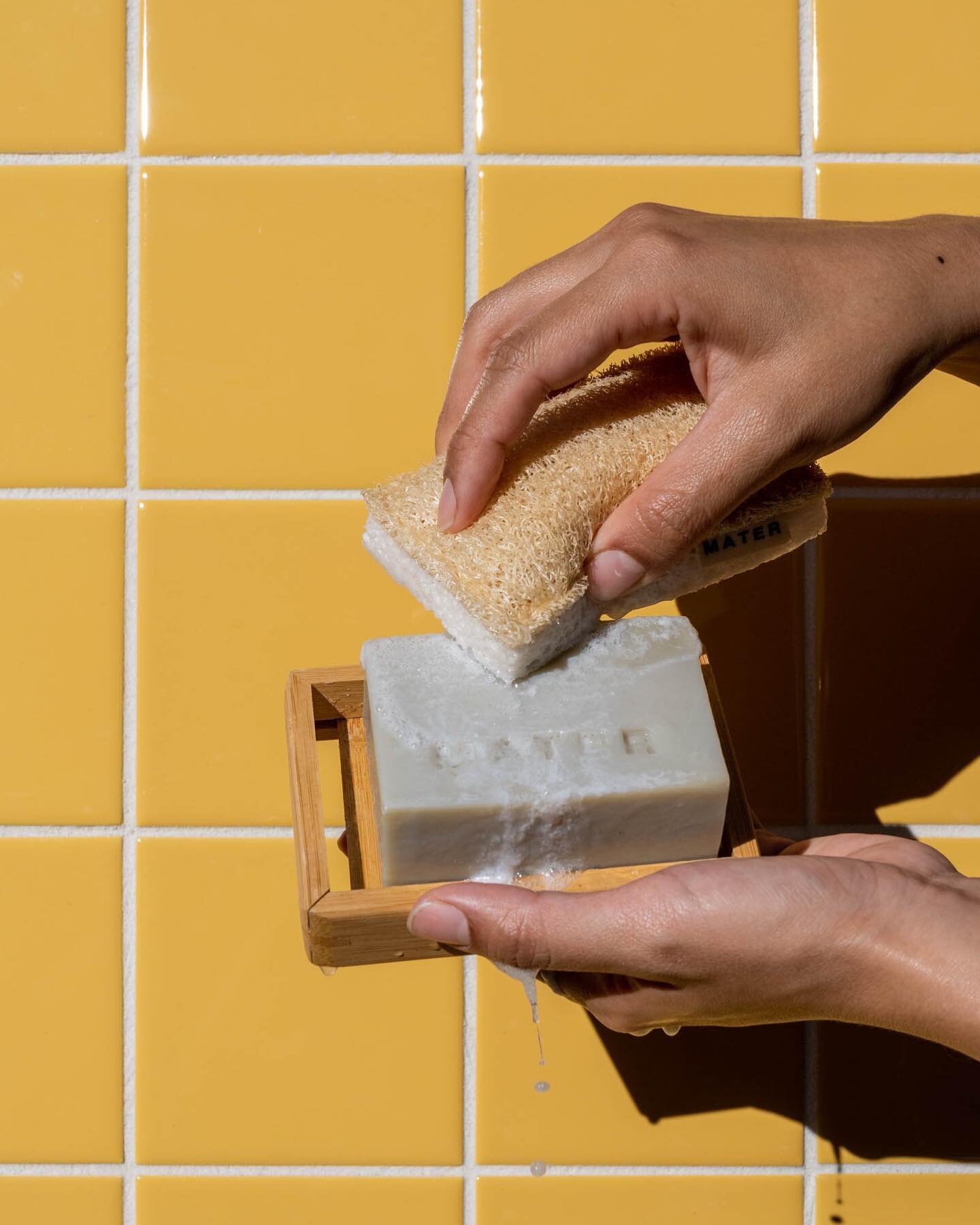 Look no further! ☀️ The ultimate gift for the sustainable-minded: the Multipurpose Kitchen Block.
Plastic free, long lasting, biodegradable soap block will make your wine glasses sparkle ✨ 
📷 @jerseywalz