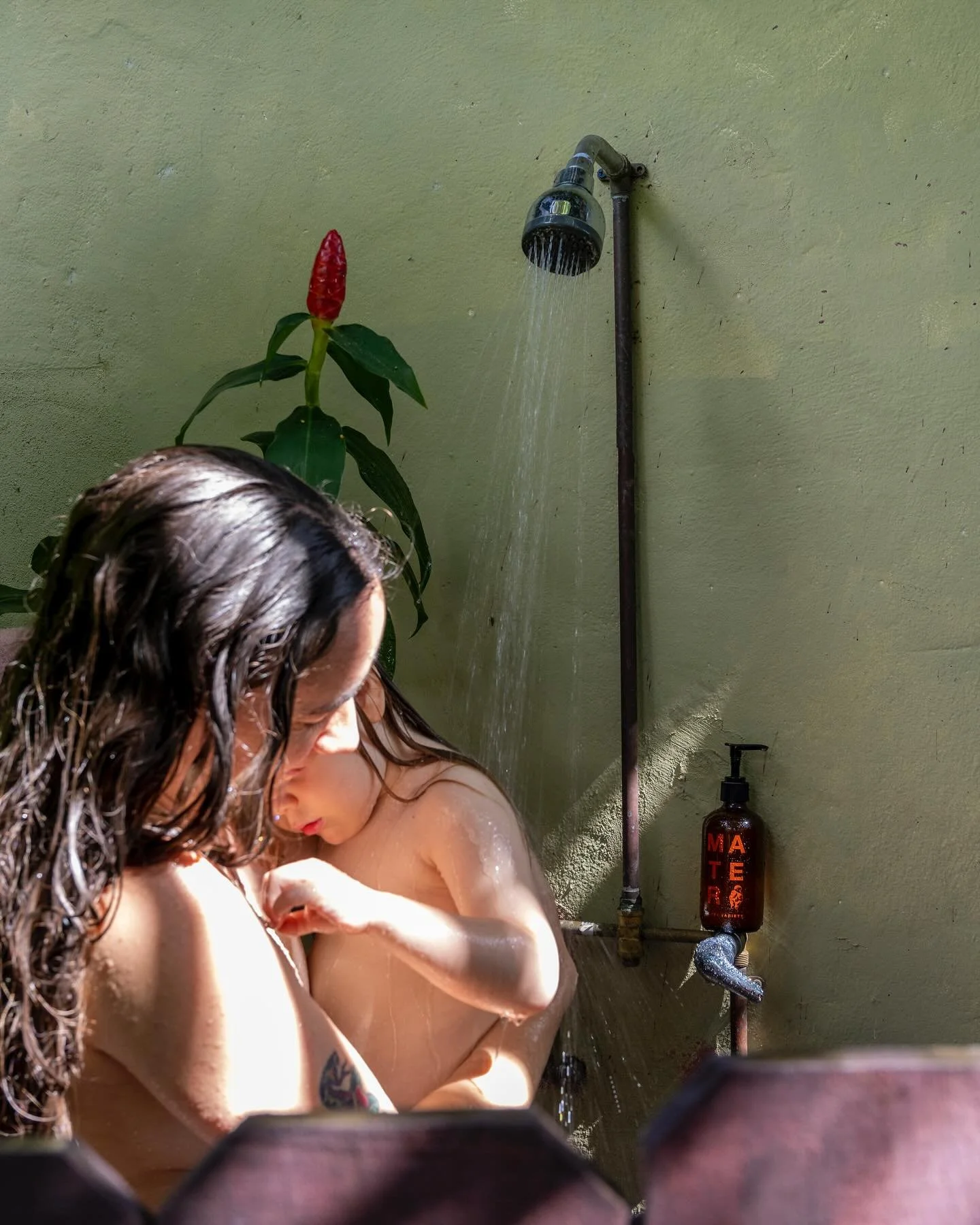 Never travel without the good stuff, especially when there is a perfect outdoor shower 🌞
From our trip to @magic_city_farm with @jerseywalz