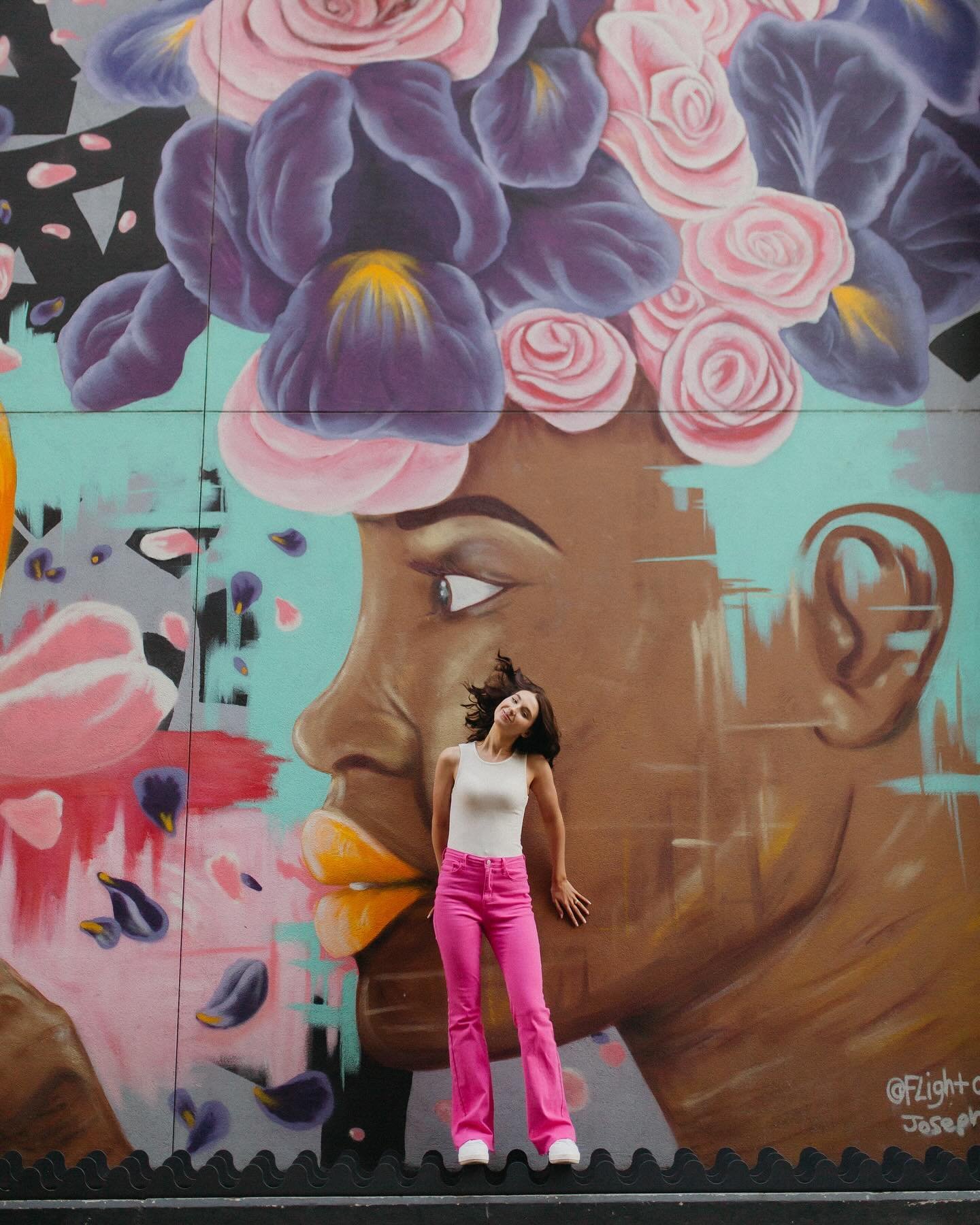 Forever a fan of downtown murals and rooftops 🩵 I am loving these shots of Reagan&rsquo;s senior session! 
&bull;
&bull;
www.emandjacob.com
&bull;
&bull;
#memphisphotographer #thehatches #memphisweddingphotogtapher #tnweddingphotographer #memphismur